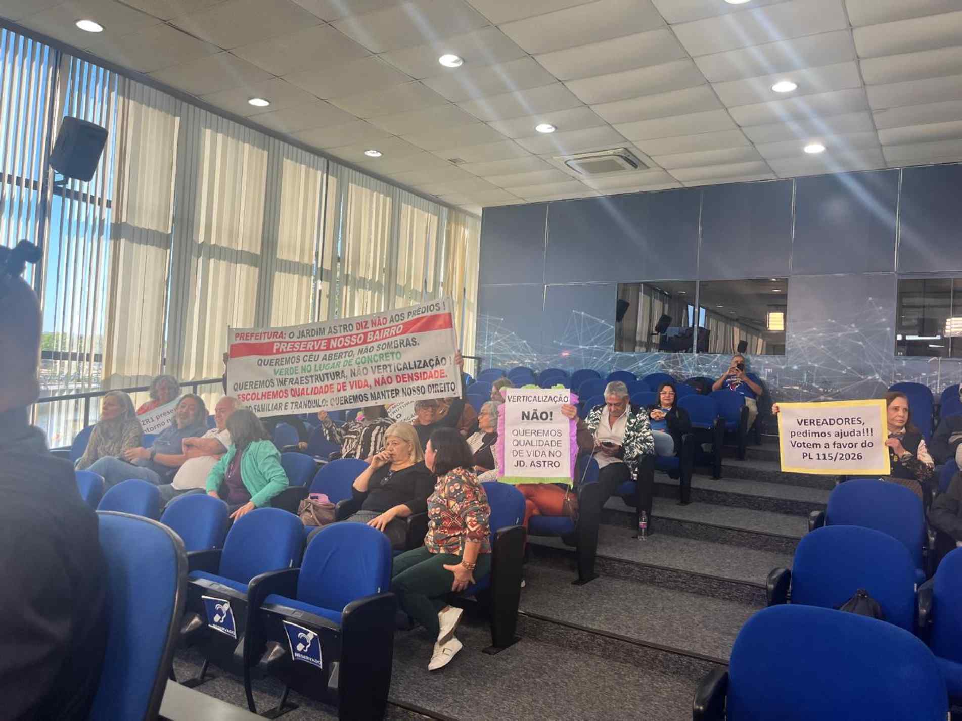 Manifestação teve protestos ediscussão durante a sessão