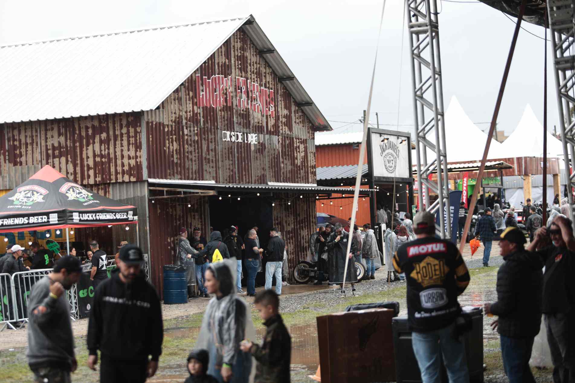 Mesmo debaixo de chuva, adeptos da cultura custom lotam a nona edição do evento