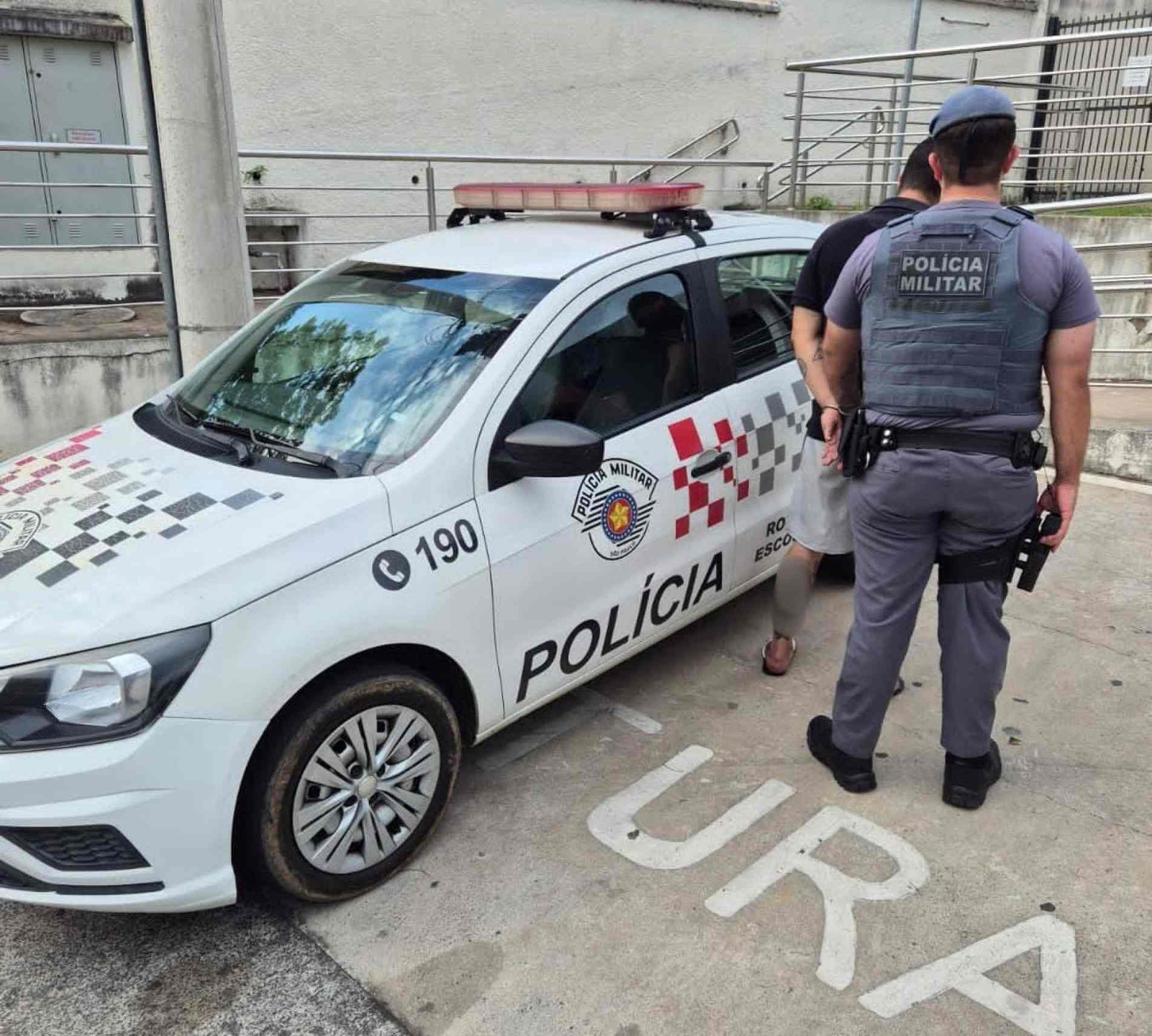 Segundo a corporação, ele era alvo de um mandado de prisão por descumprimento de medida protetiva