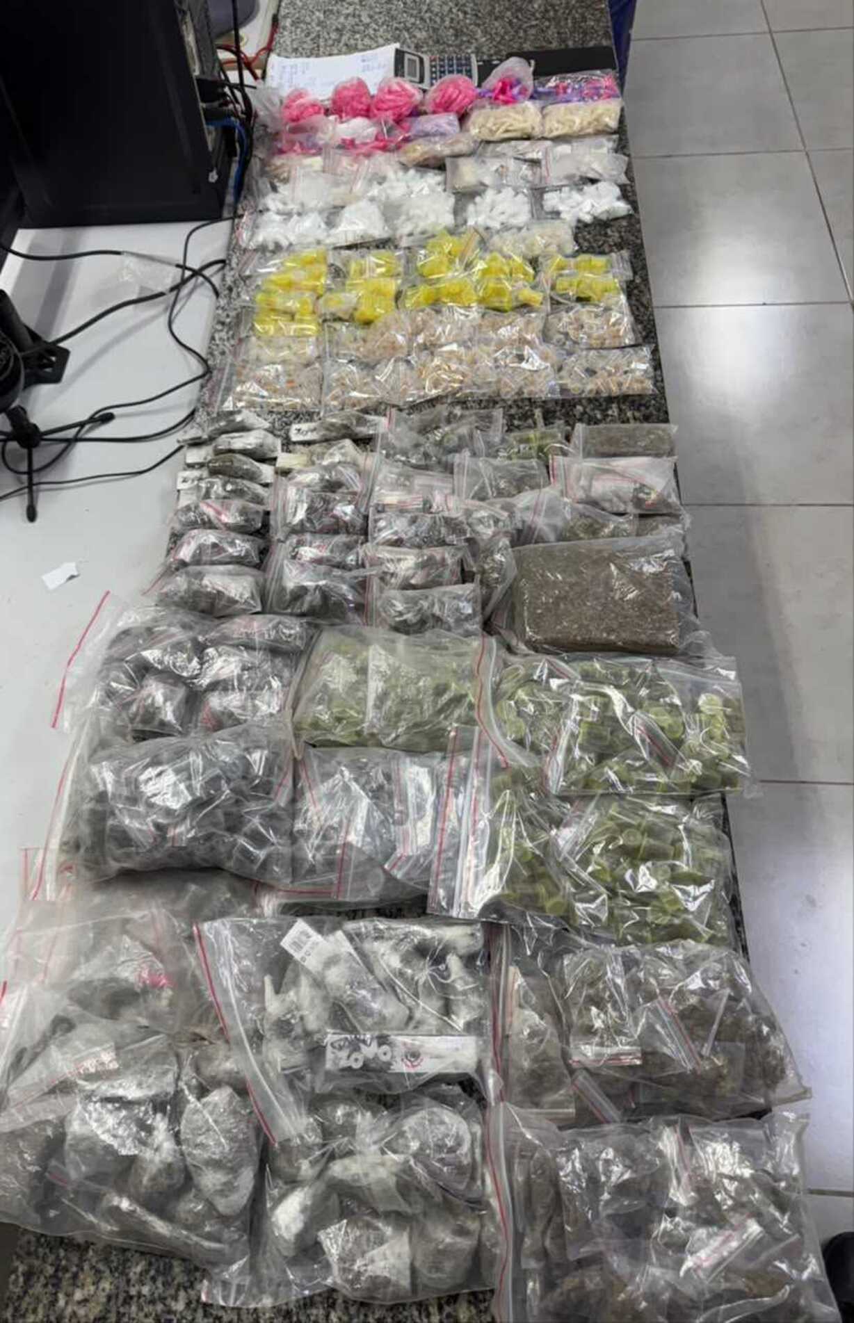 PM apreende 870 embalagens de flor/skank, 522 de cocaína, 478 de crack, 102 de maconha e um tijolo da droga, além de 60 embalagens de ice, em Votorantim