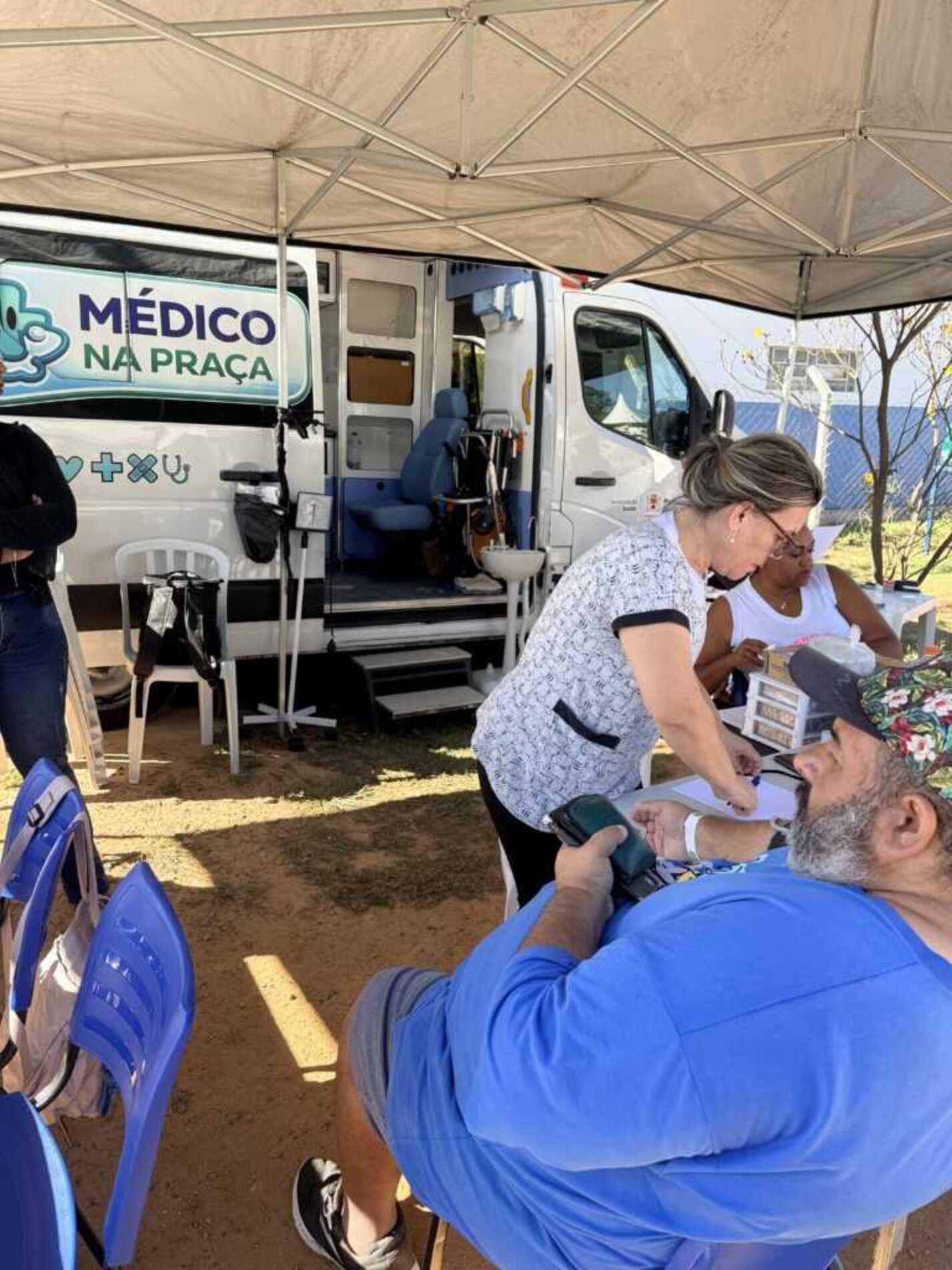 Unidade móvel leva atendimento
de saúde gratuito
