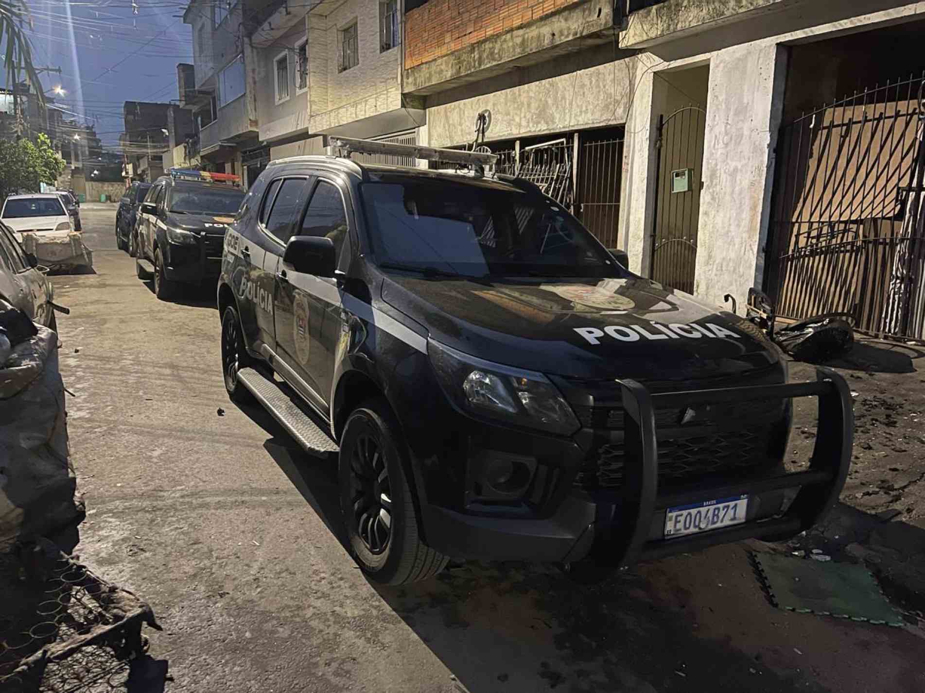 Viaturas em frente a endereços que dizem respeito aos investigados 