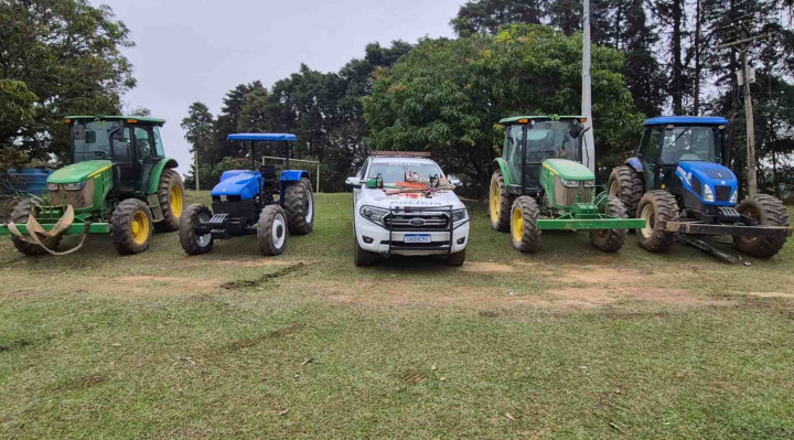 PM recupera quatro tratores furtados e apreende armas em chácara de Piedade