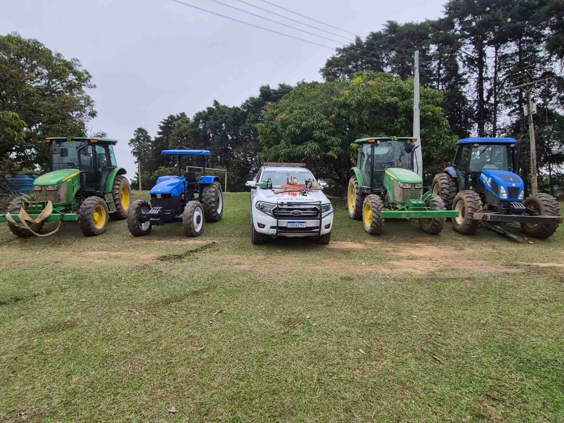 Quatro tratores, dois da John Deere e dois da New Holland, foram recuperados pela Pol&iacute;cia Militar