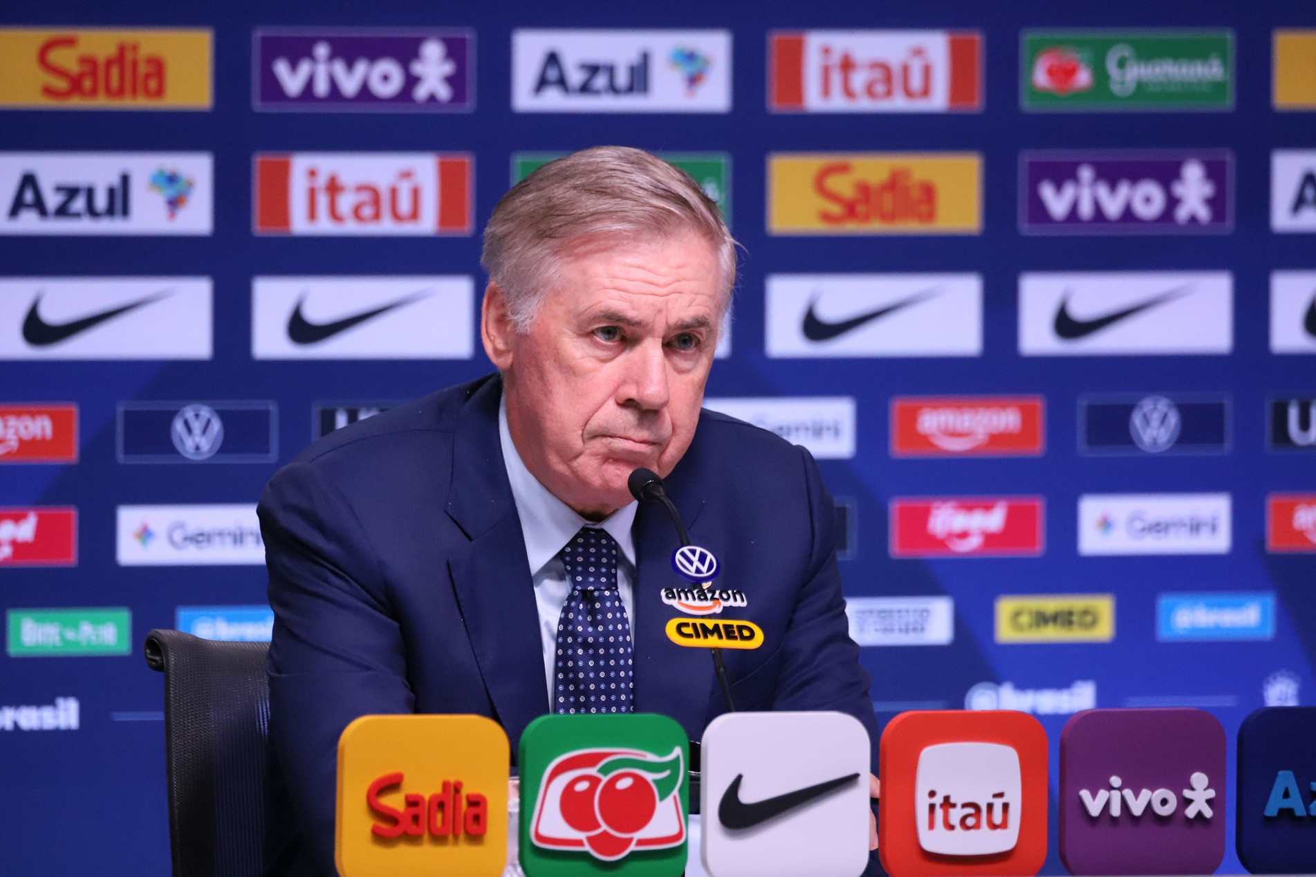 Carlo Ancelotti, técnico da Seleção Brasileira de Futebol Masculino, durante o anúncio dos convocados para os amistosos contra Austrália e Índia, na sede da Confederação Brasileira de Futebol (CBF), na Barra da Tijuca, Zona Oeste do Rio de Janeiro, nesta quarta-feira (9).