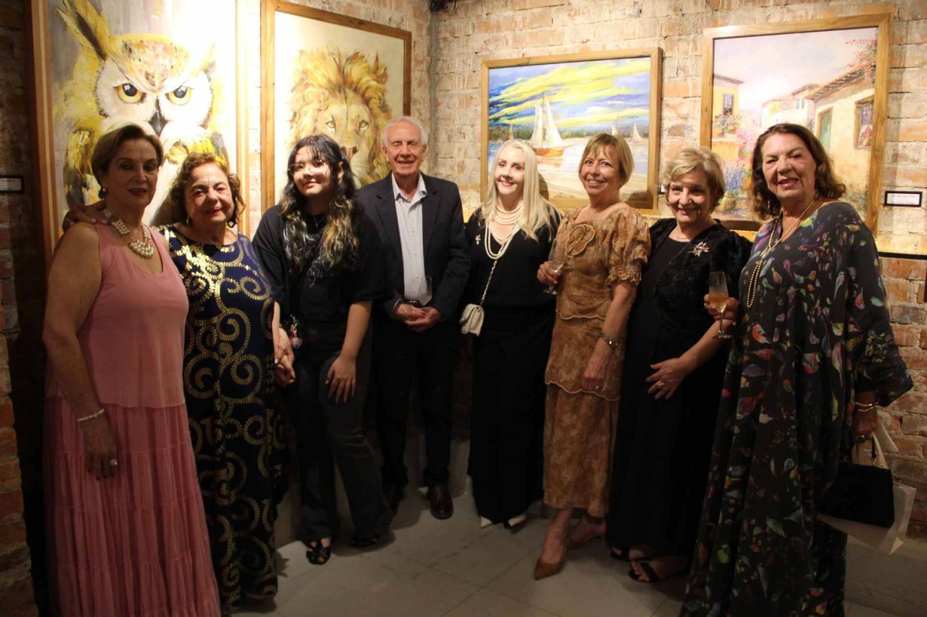 Os artistas Mary Inês, Volda, Sarah, Mário, Irani, Inês,Telma e Suzana, em noite de abertura da exposição