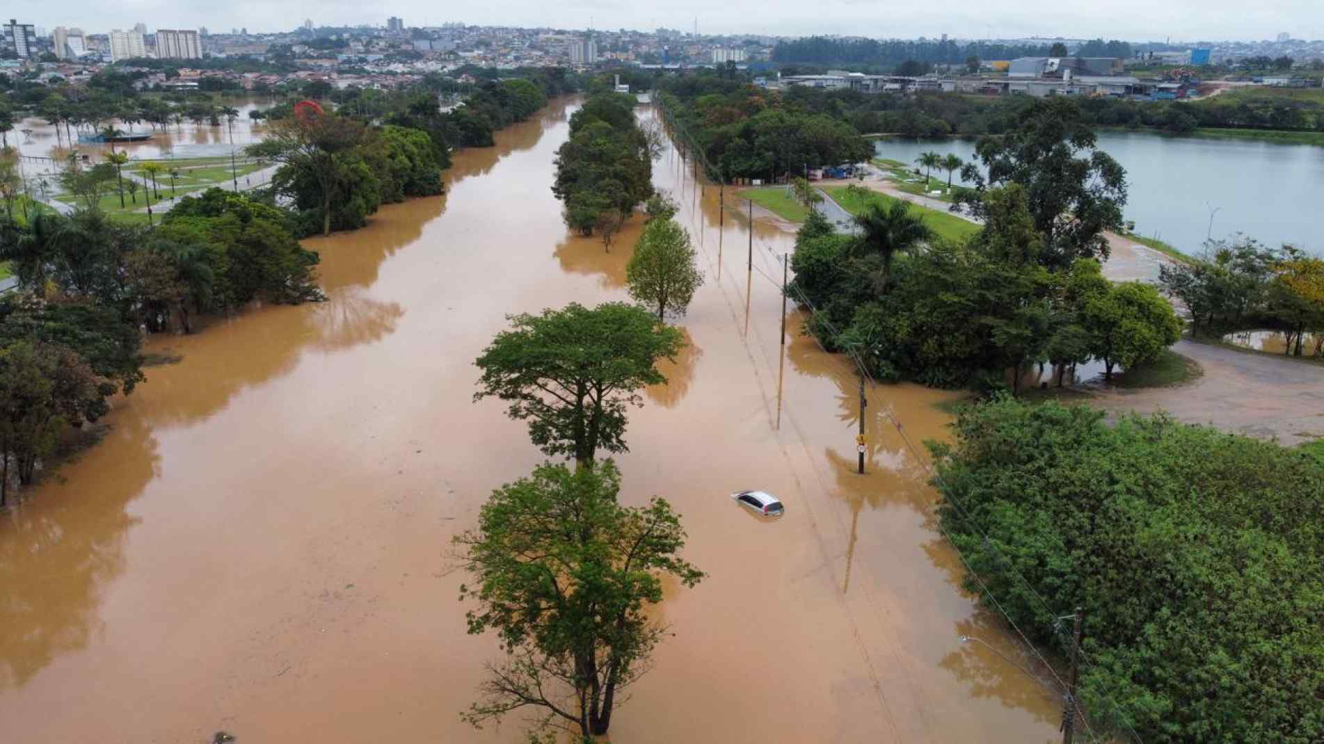 Ve&iacute;culo fica ilhado na avenida XV de Agosto, que teve trecho tomado pela &aacute;gua ap&oacute;s a forte chuva