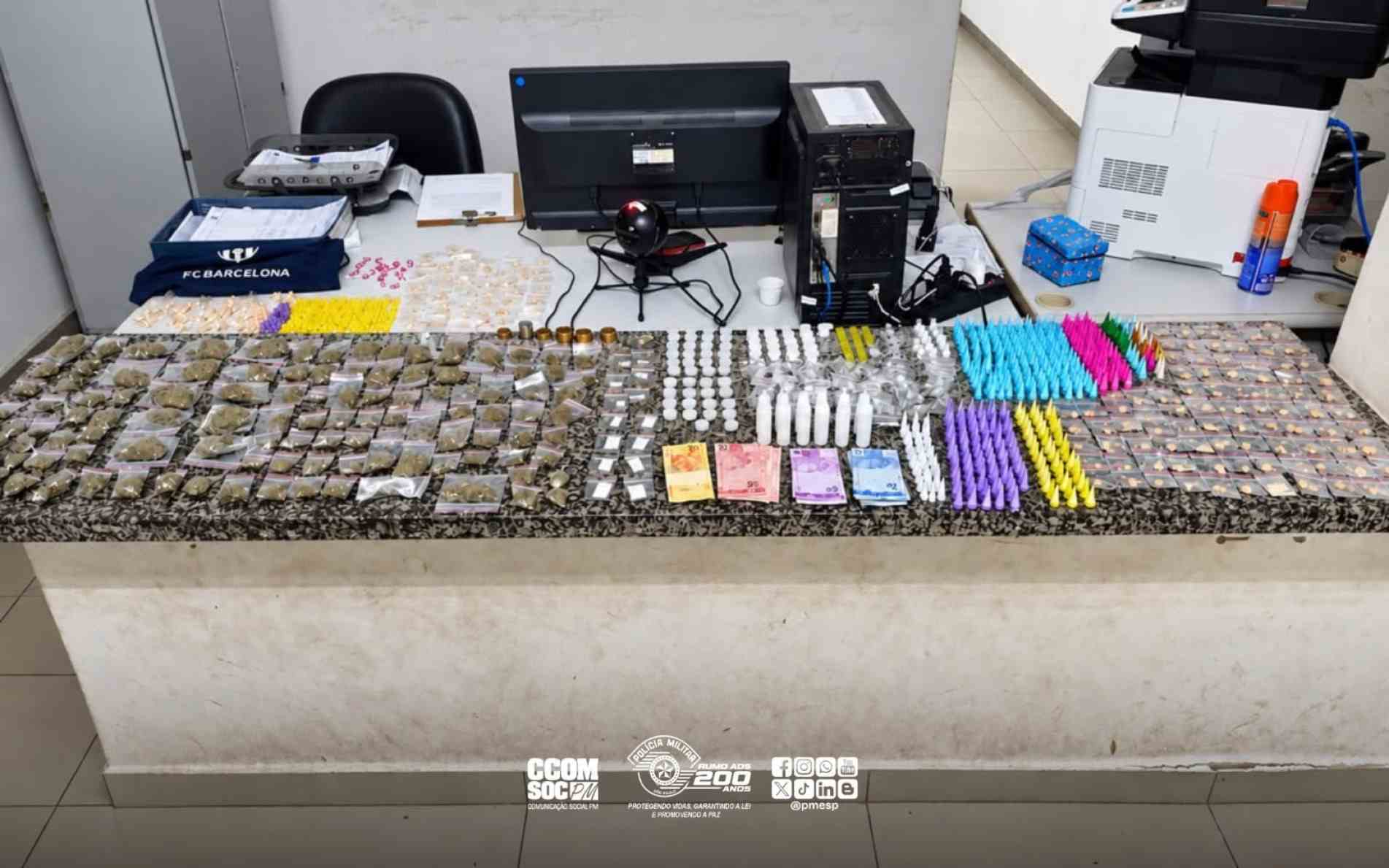 A PM localizou porções de cocaína, crack, maconha, haxixe, skank, ice, lança-perfume e LSD