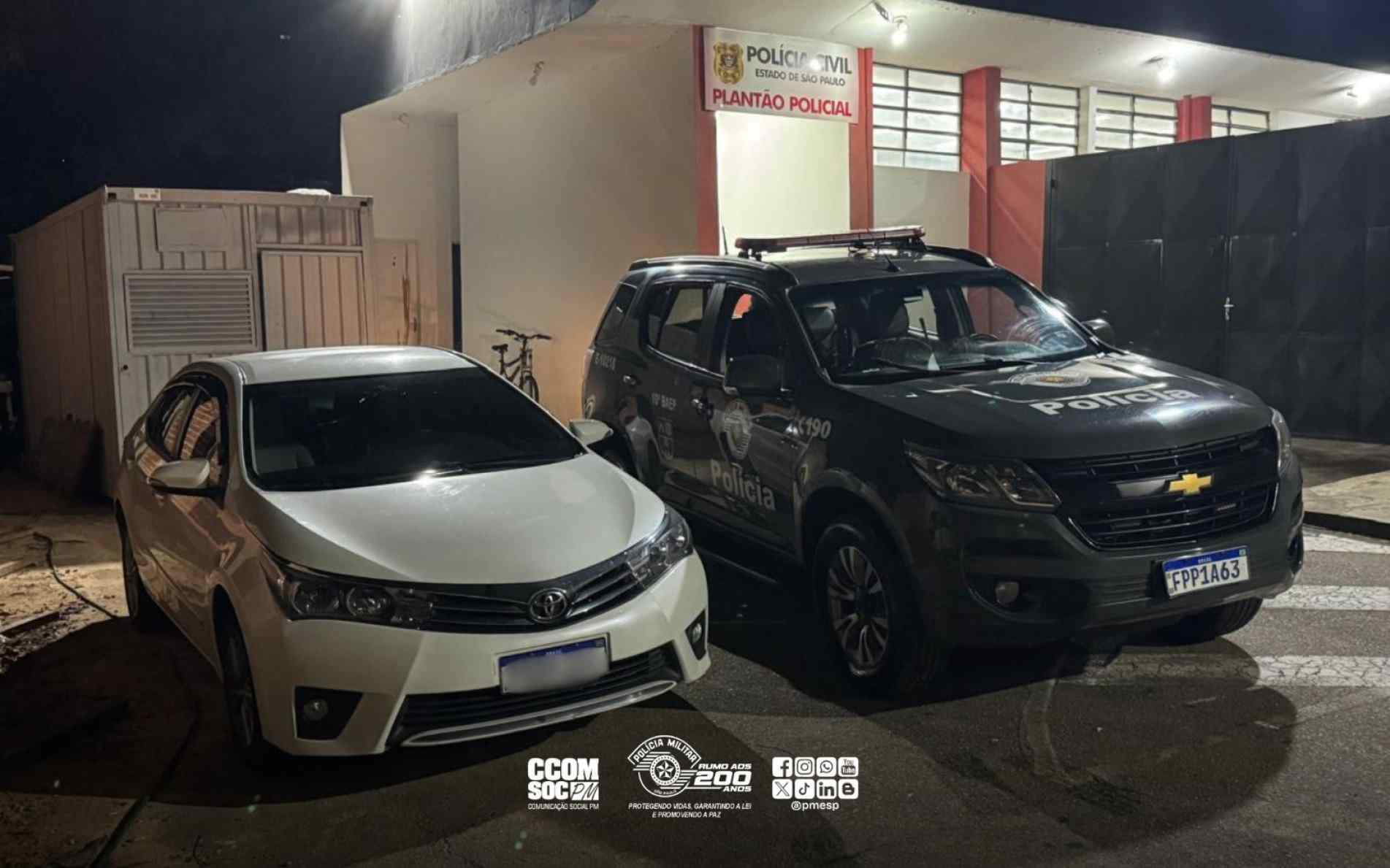 veículo era transportado por um caminhão-guincho e circulava com a identificação de outro automóve