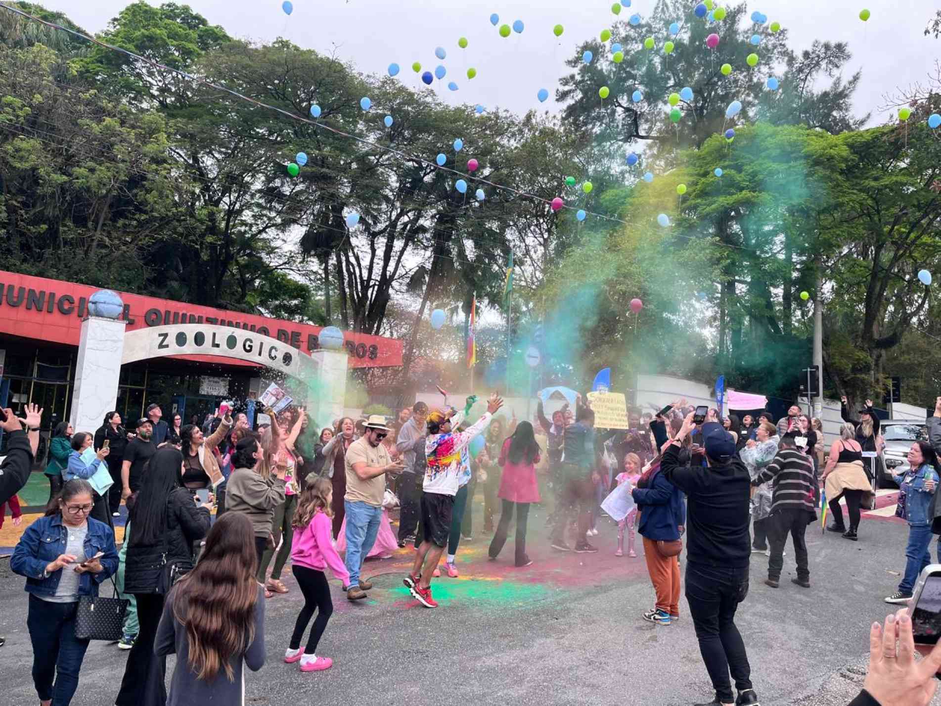 Ao final do ato, a população soltou balões com sementes de ipê e tintas coloridas, em uma ação simbólica pela permanência do animal no zoológico