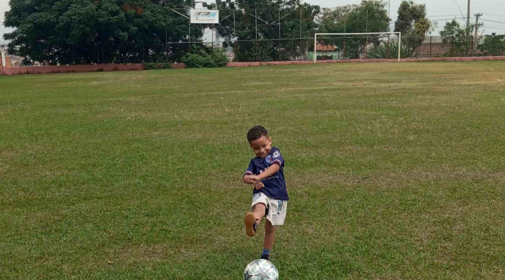 Futebol de família: pequenos seguem os passos de pais e irmãos