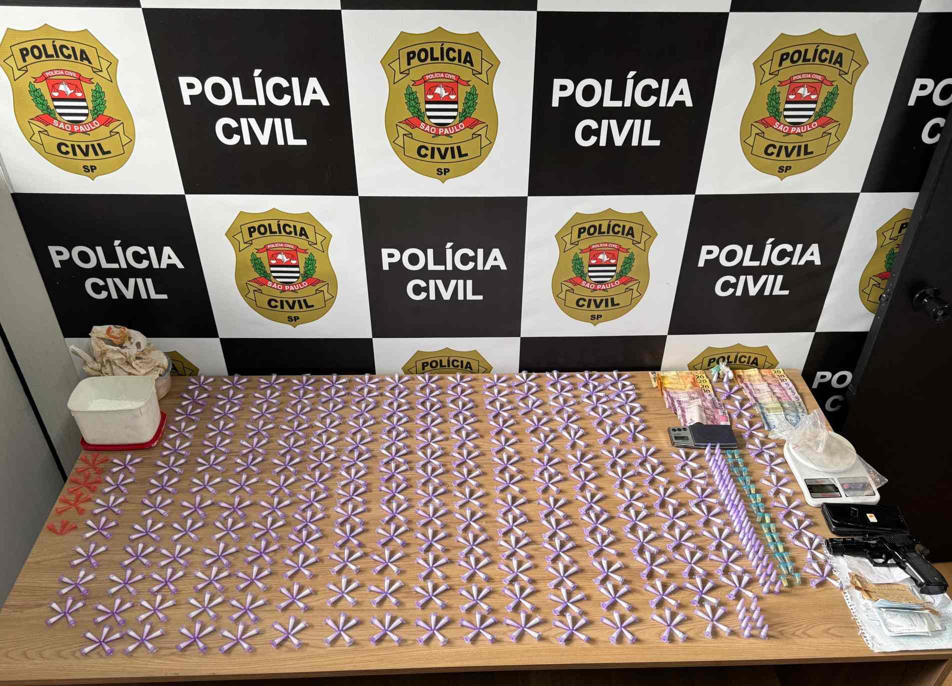 Mais de mil pinos de cocaína e demais porções de drogas foram apreendidas nesta segunda-feira (14)