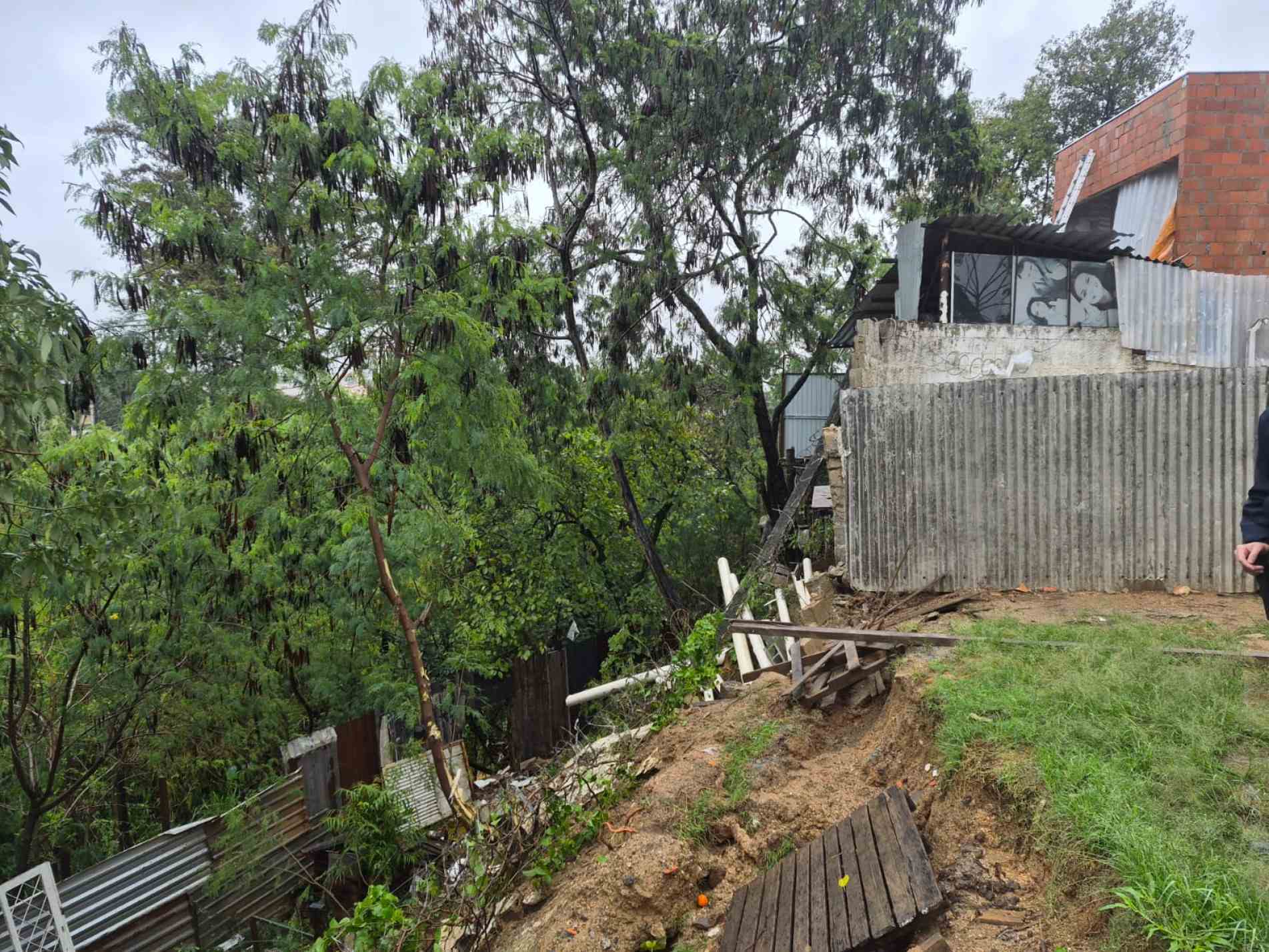 Muro dos fundos do canil desabou em 12 de setembro devido às fortes chuvas que atingiram a cidade
