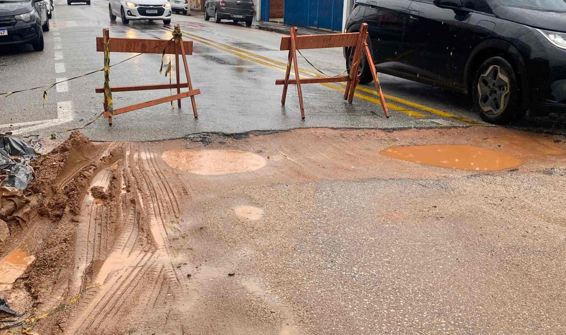Cratera obriga motoristas a invadirem a pista contrária