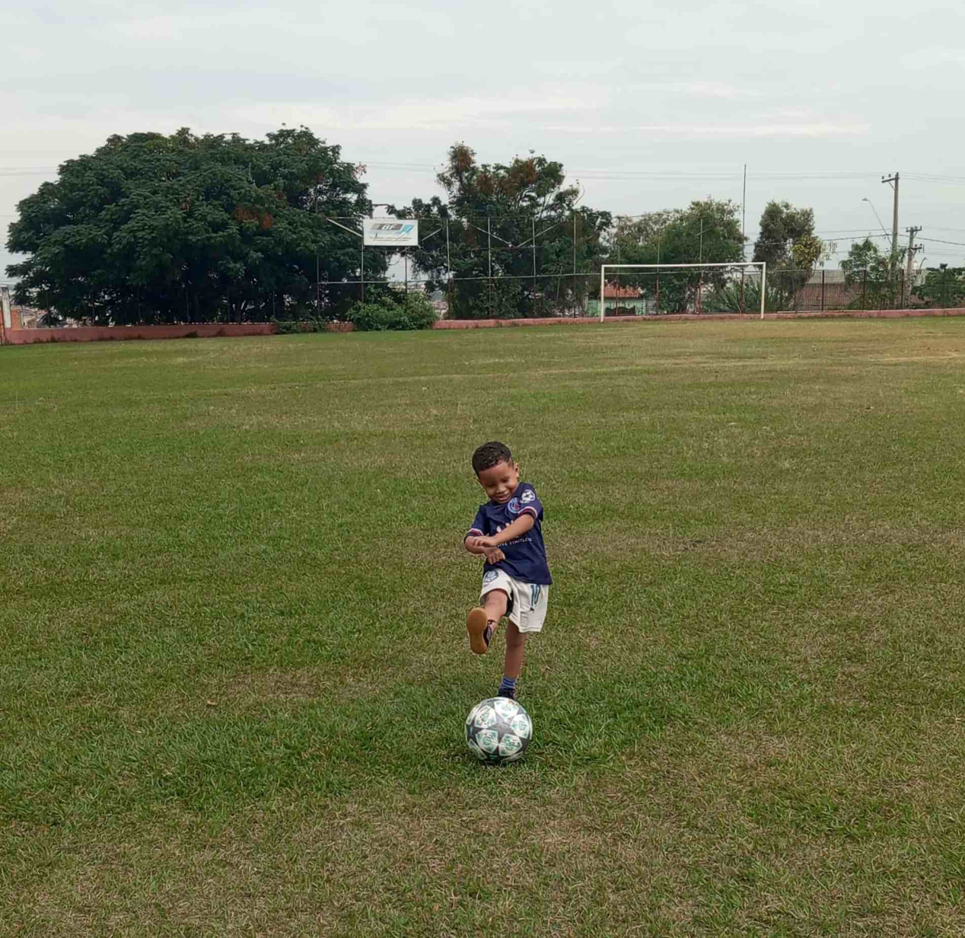 Alex dando os seus primeiros passos no campo