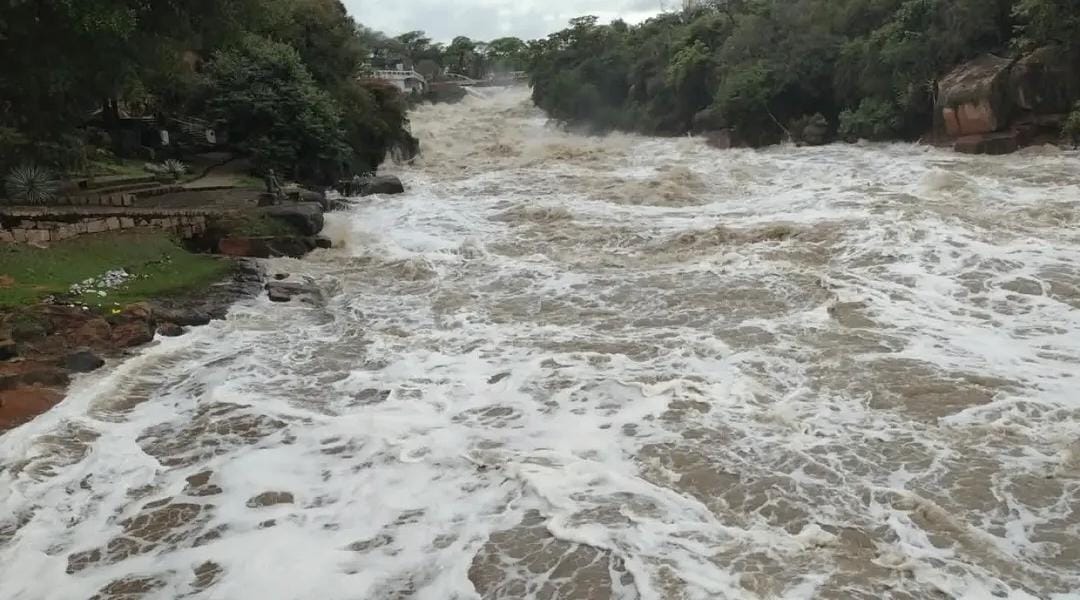 O Rio Tietê apresenta nível de vazão elevado atualmente estimado em 694 m³/s
