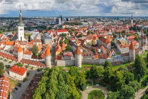  Muralhas e torres medievais cercam o centro histórico de Tallinn, um dos conjuntos antigos mais bem preservados da Europa
