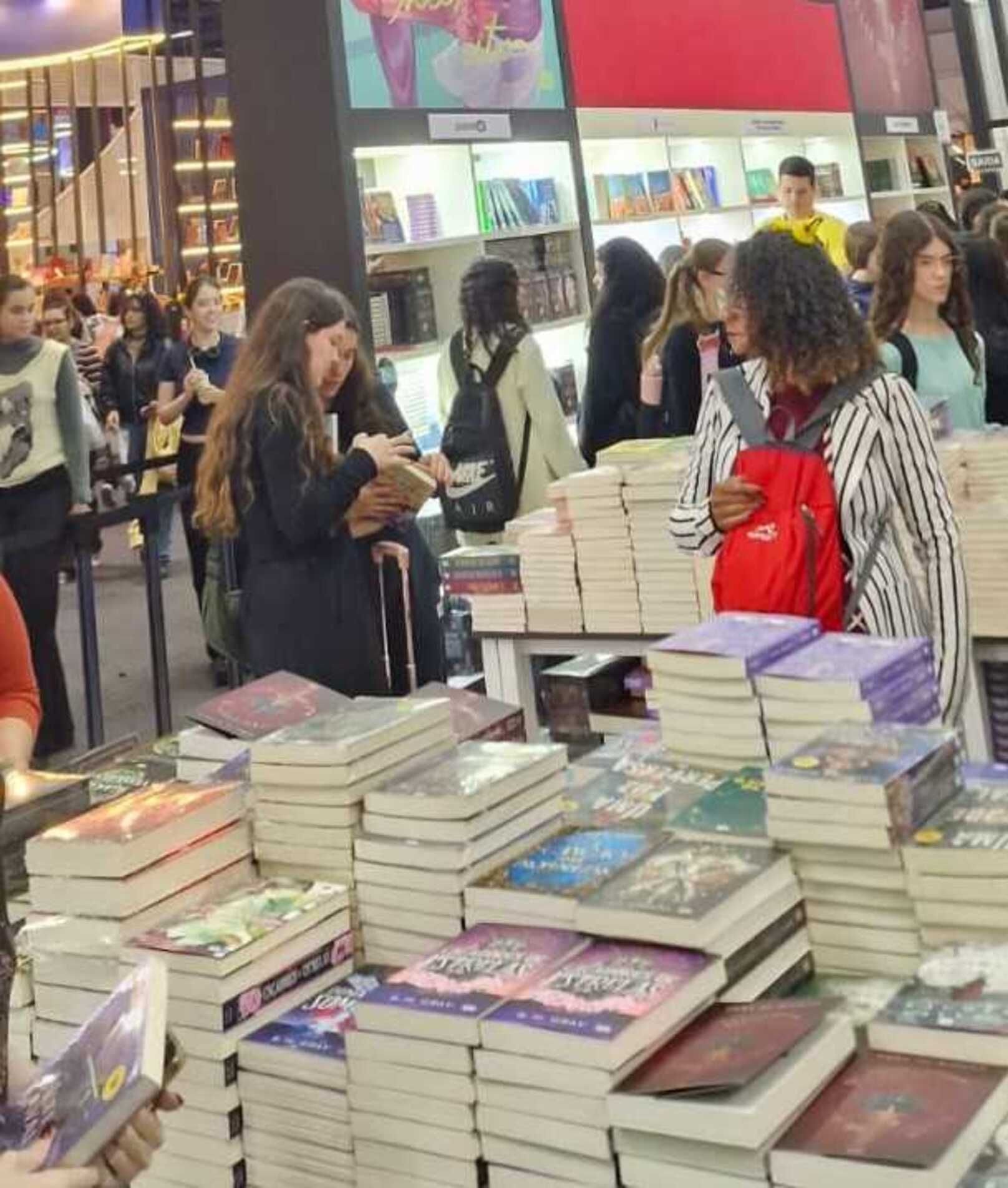 Histórias de leitores e de uma escritora de Sorocaba se 
cruzaram pelos corredores da Bienal do Livro de São Paulo