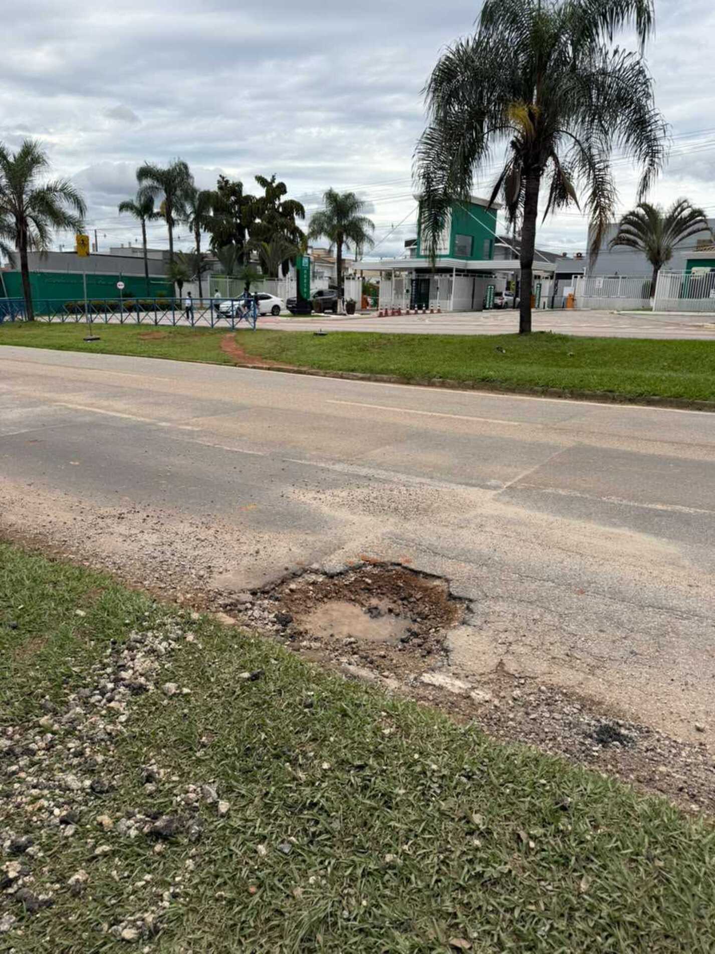 Via de acesso no Parque São Bento tem crateras e preocupa moradores