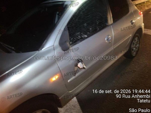 Carro envolvido no atropelamento do pedestre na SP 270