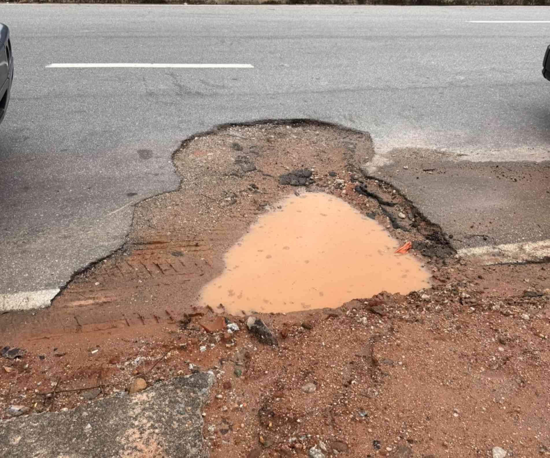 Relatos incluem desde crateras abertas até serviços inacabados