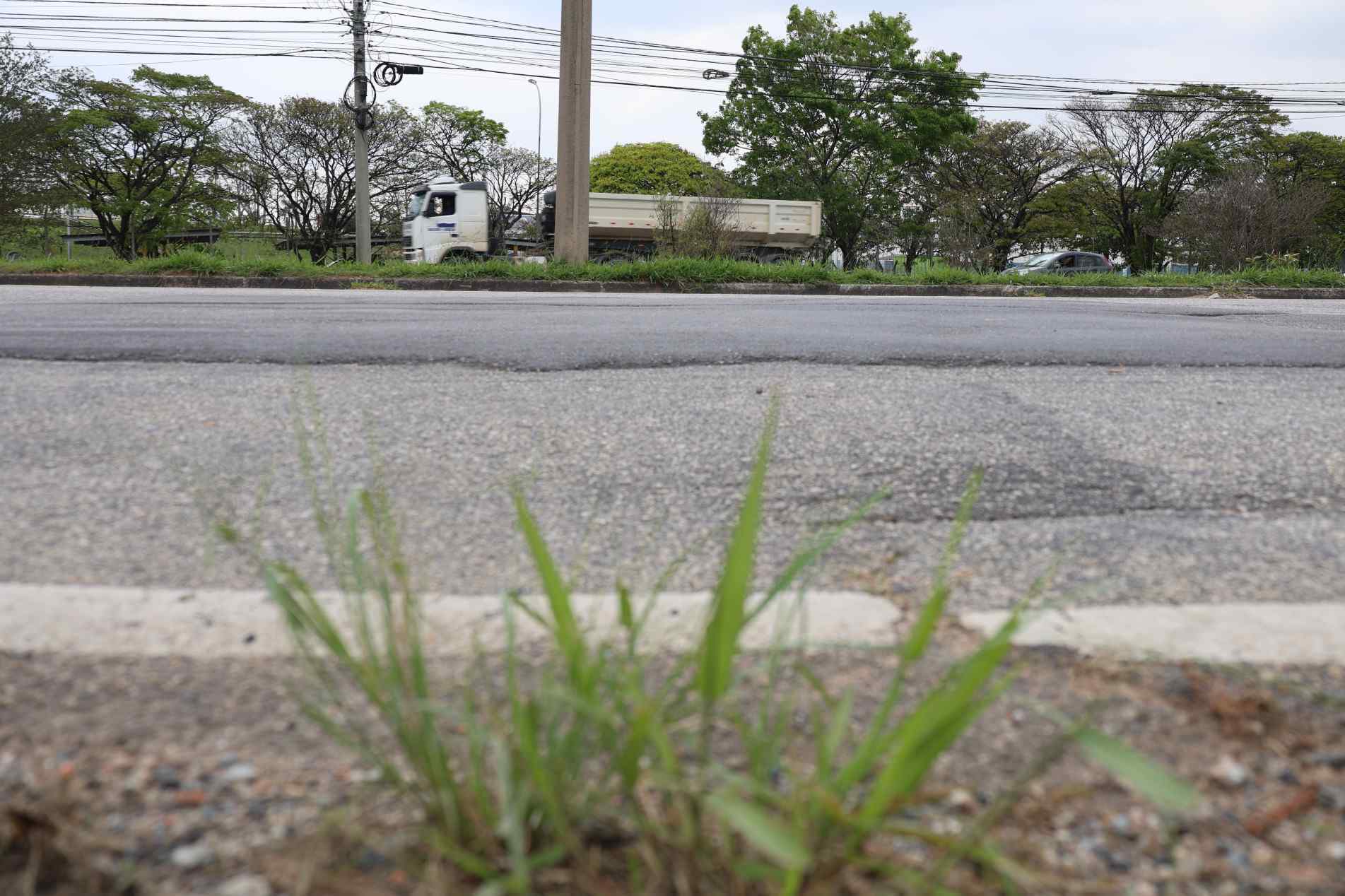 Vias de acesso à zona industrial apresentam
buracos, emendas e calçamento danificado