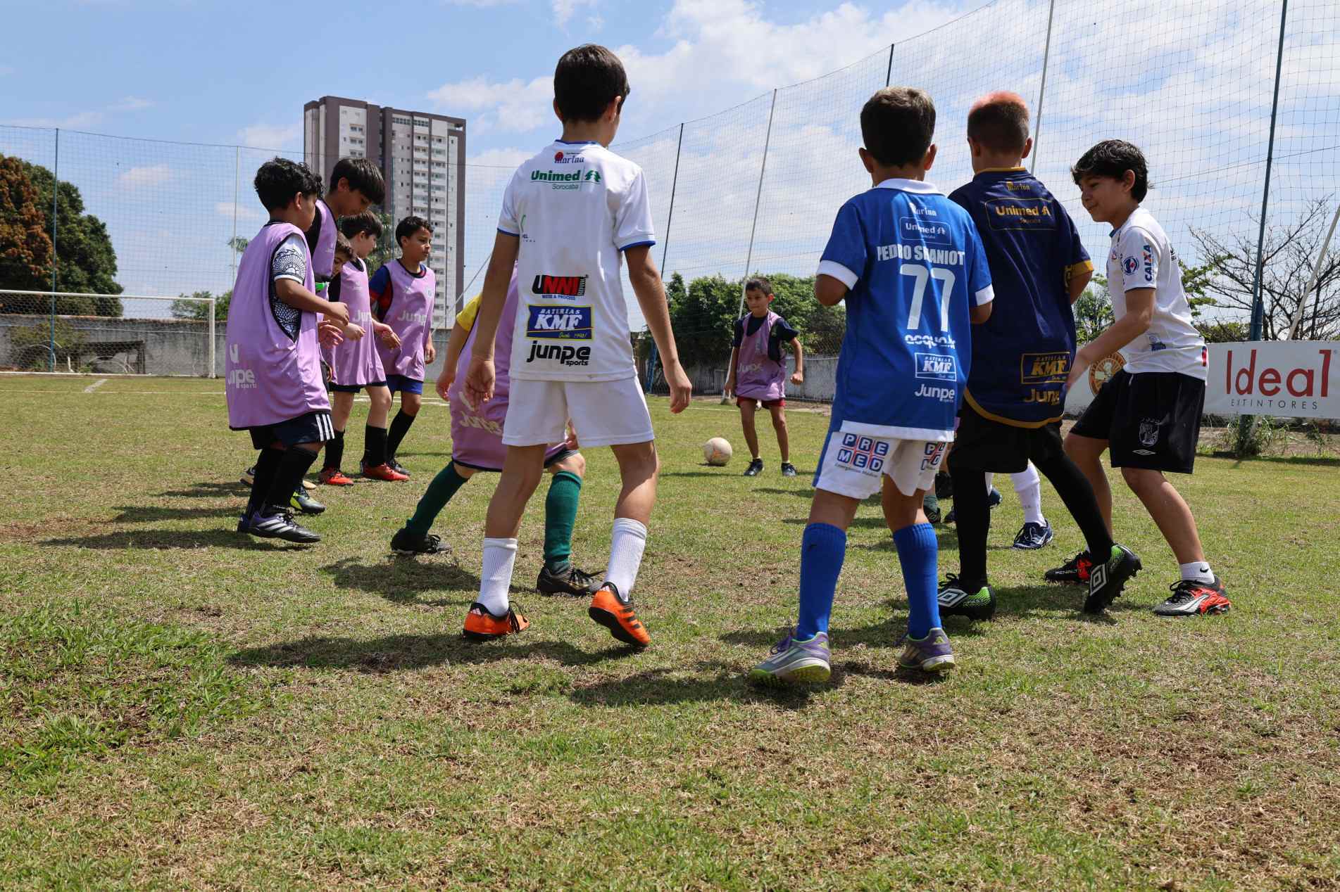 Garotos se divertiram batendo bola no tradicional campo do Complexo Humberto Reale