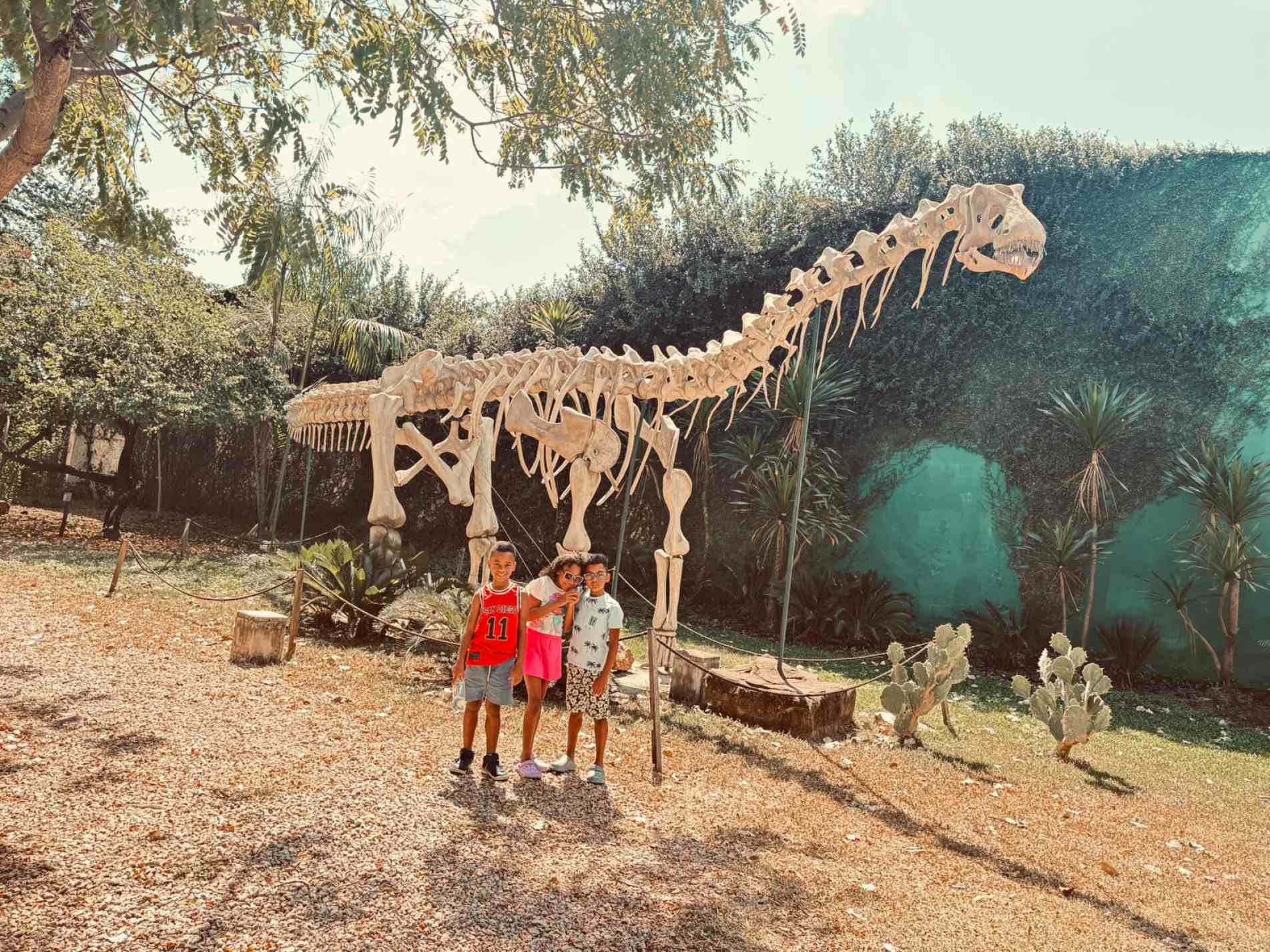 Os irmãos Pedro, Isabela e João Nader em visita ao Museu dos Dinossauros