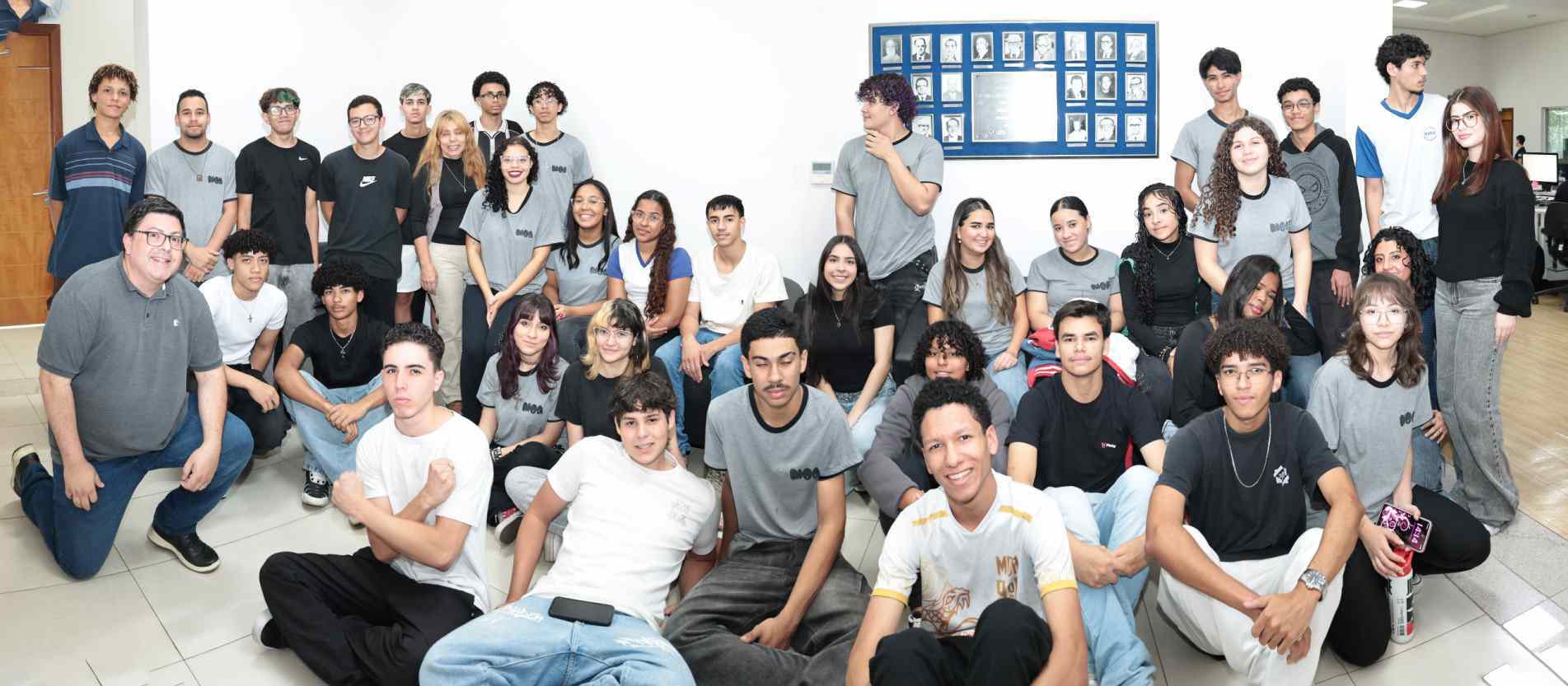 Estudantes conhecem a redação, a gráfica e as instalações da rádio Cruzeiro FM