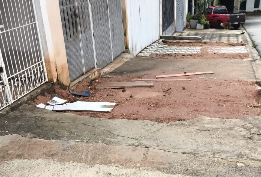 Após intervenções do Saae há dois meses, espaço não foi reparado