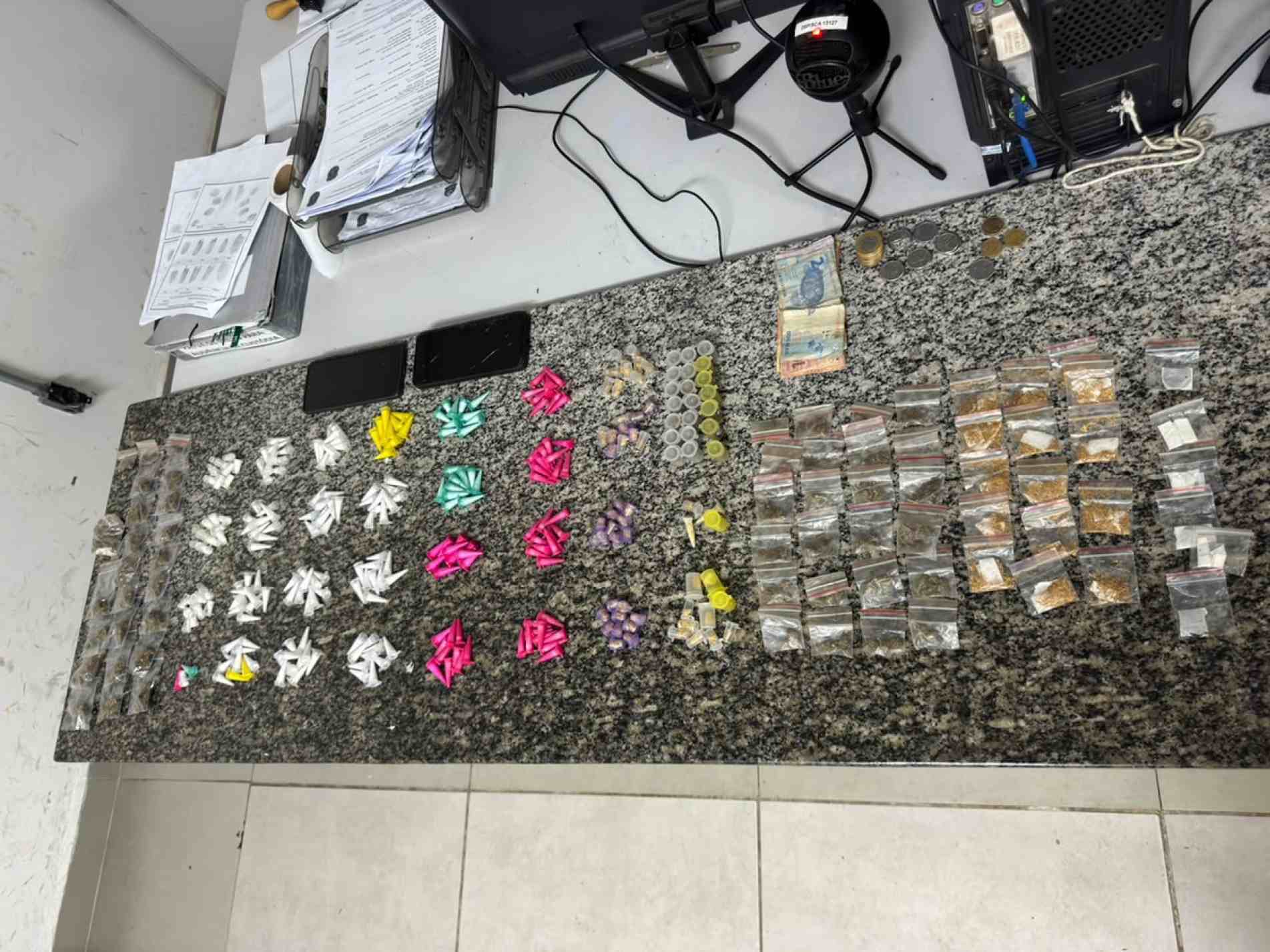 Com os indivíduos foram apreendidos drogas e dinheiro em espécie