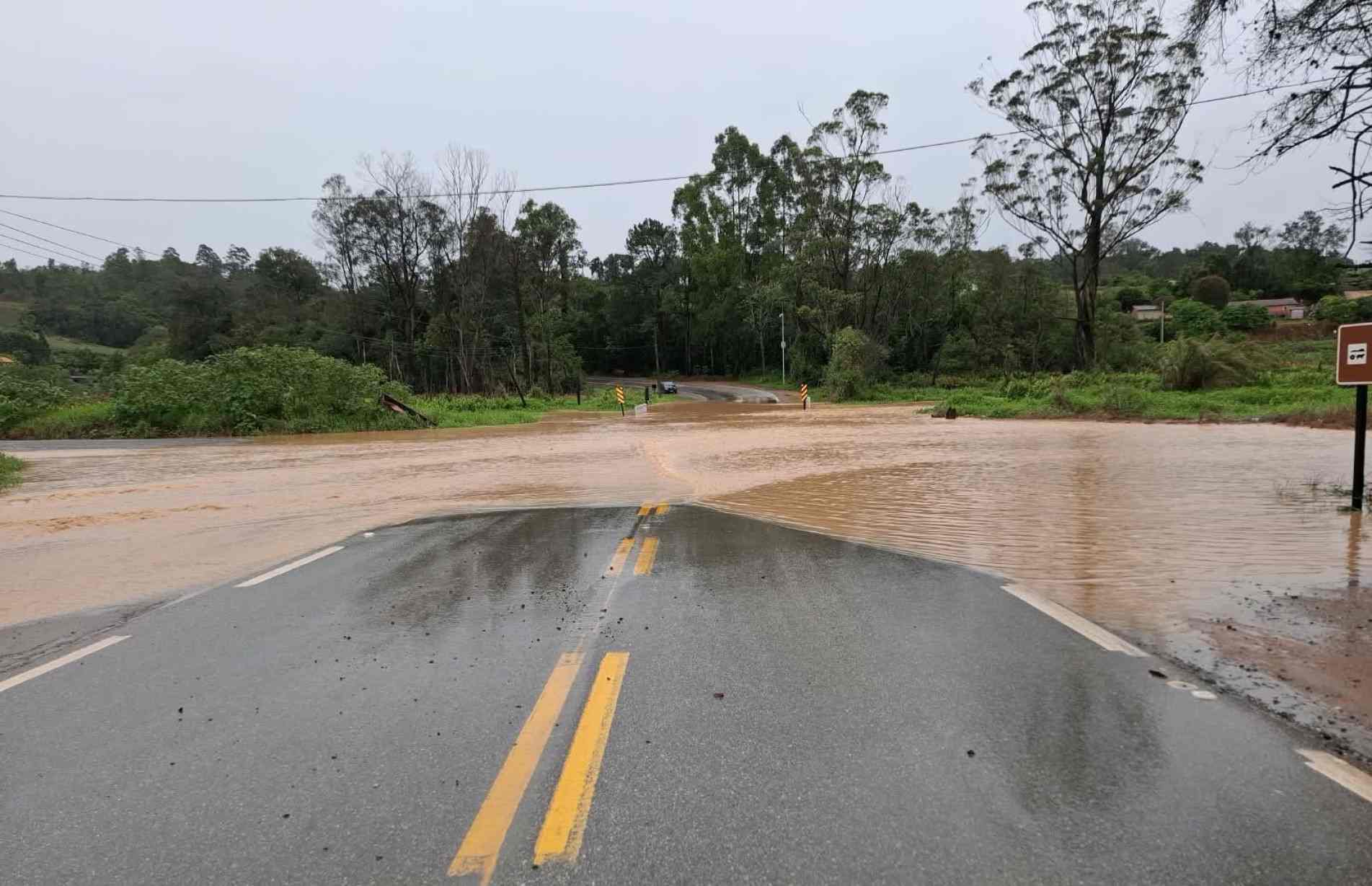 Trecho afetado pelo alagamento na rodovia Nestor Fogaça, em Piedade 