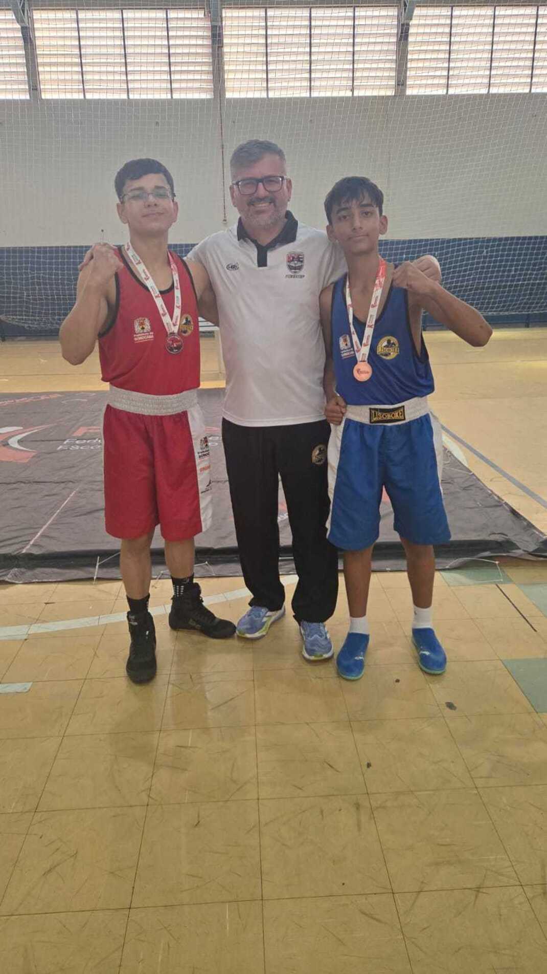 Treinador Vladimir Godoi ao lado dos boxeadores sorocabanos Filipo Ferrone Martins e João Vitor Mendes de Góes