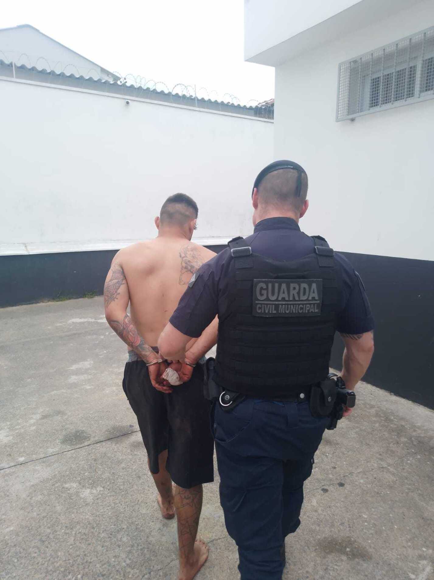 homem foi autuado por tentativa de homicídio e permaneceu preso e a disposição da justiça