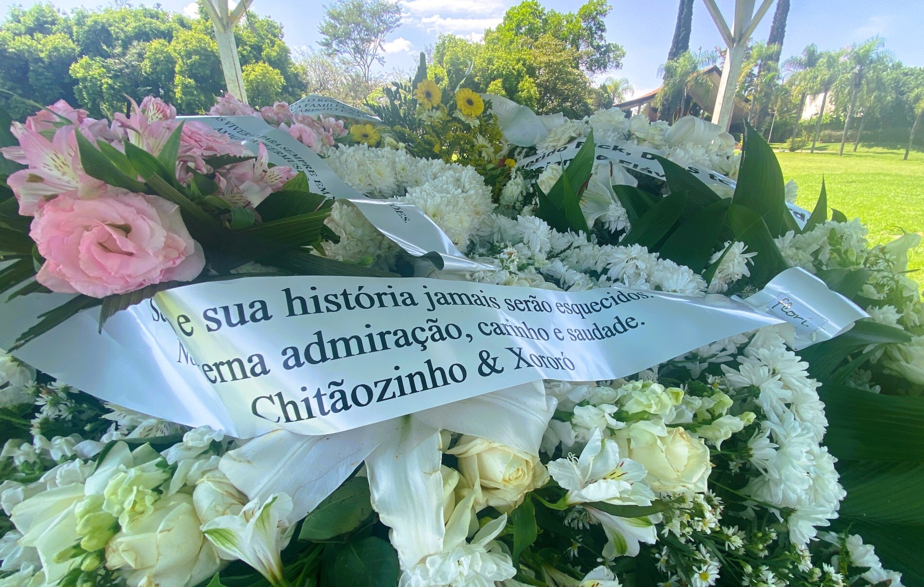 Uma das coroas de flores &eacute; da dupla Chit&atilde;ozinho & Xoror&oacute;