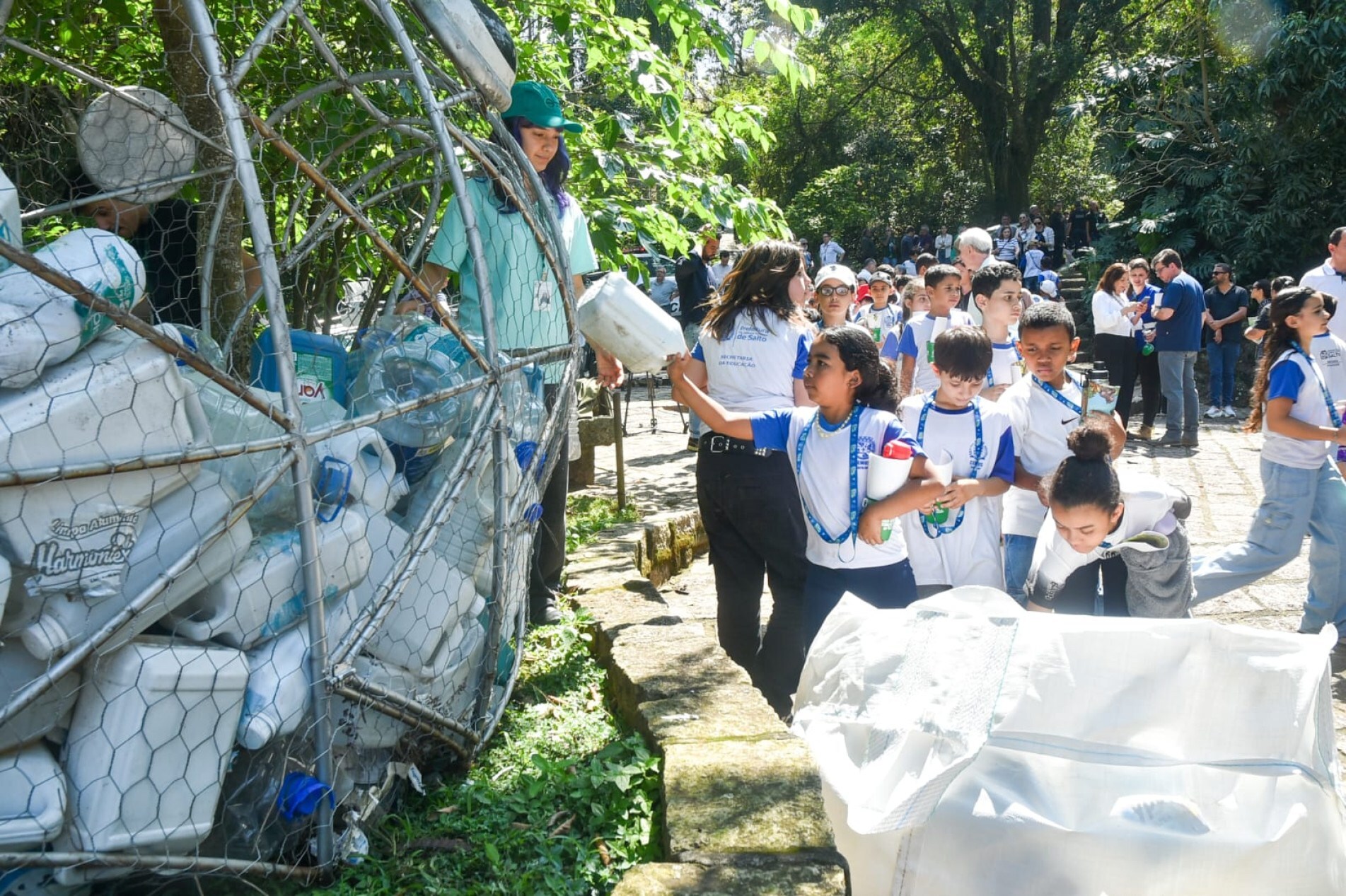 Alunos recolheram resíduos e os depositaram em uma escultura de peixe de aço
