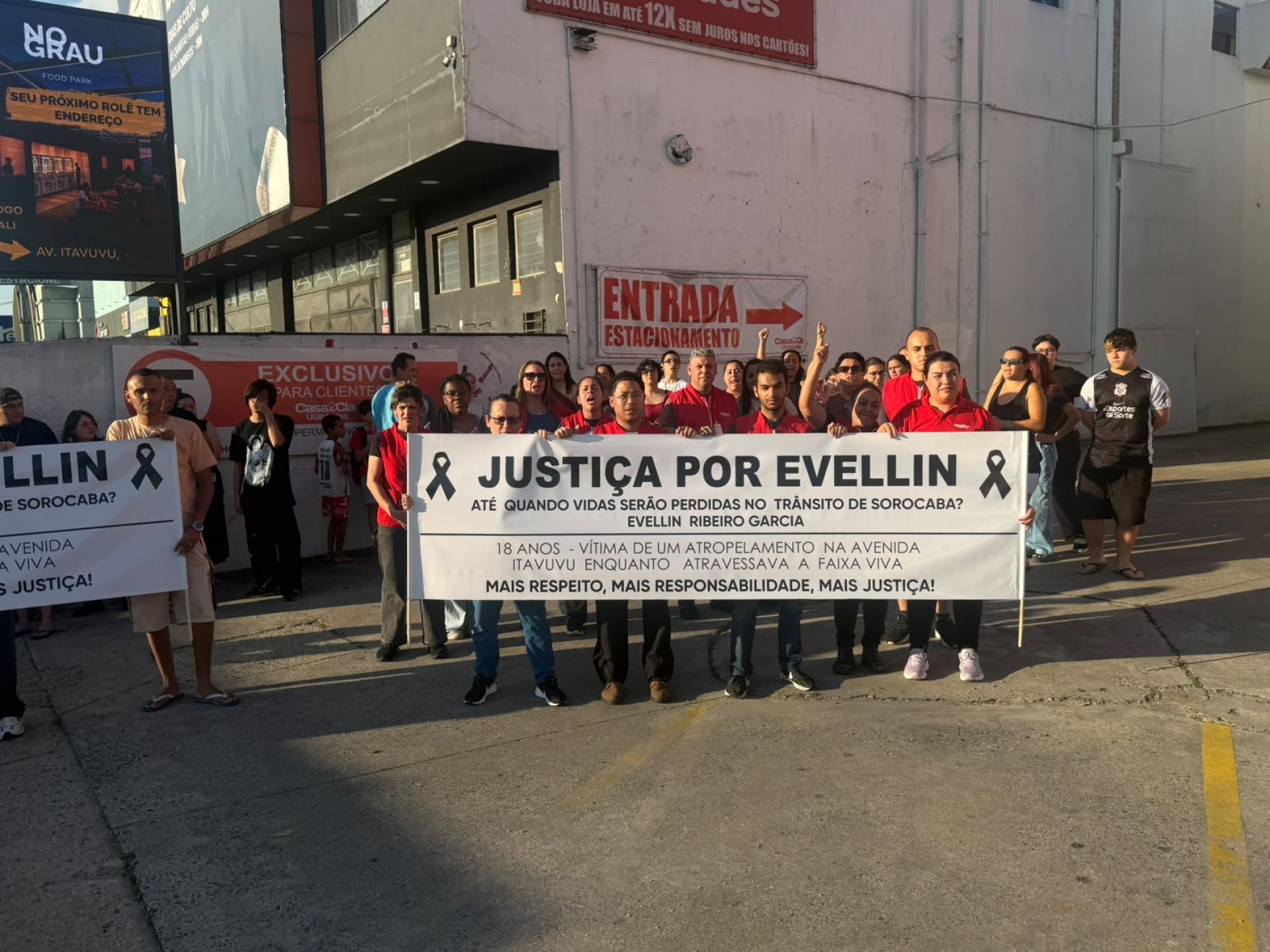 Protesto é pacífico e pede por segurança no local, além de justiça