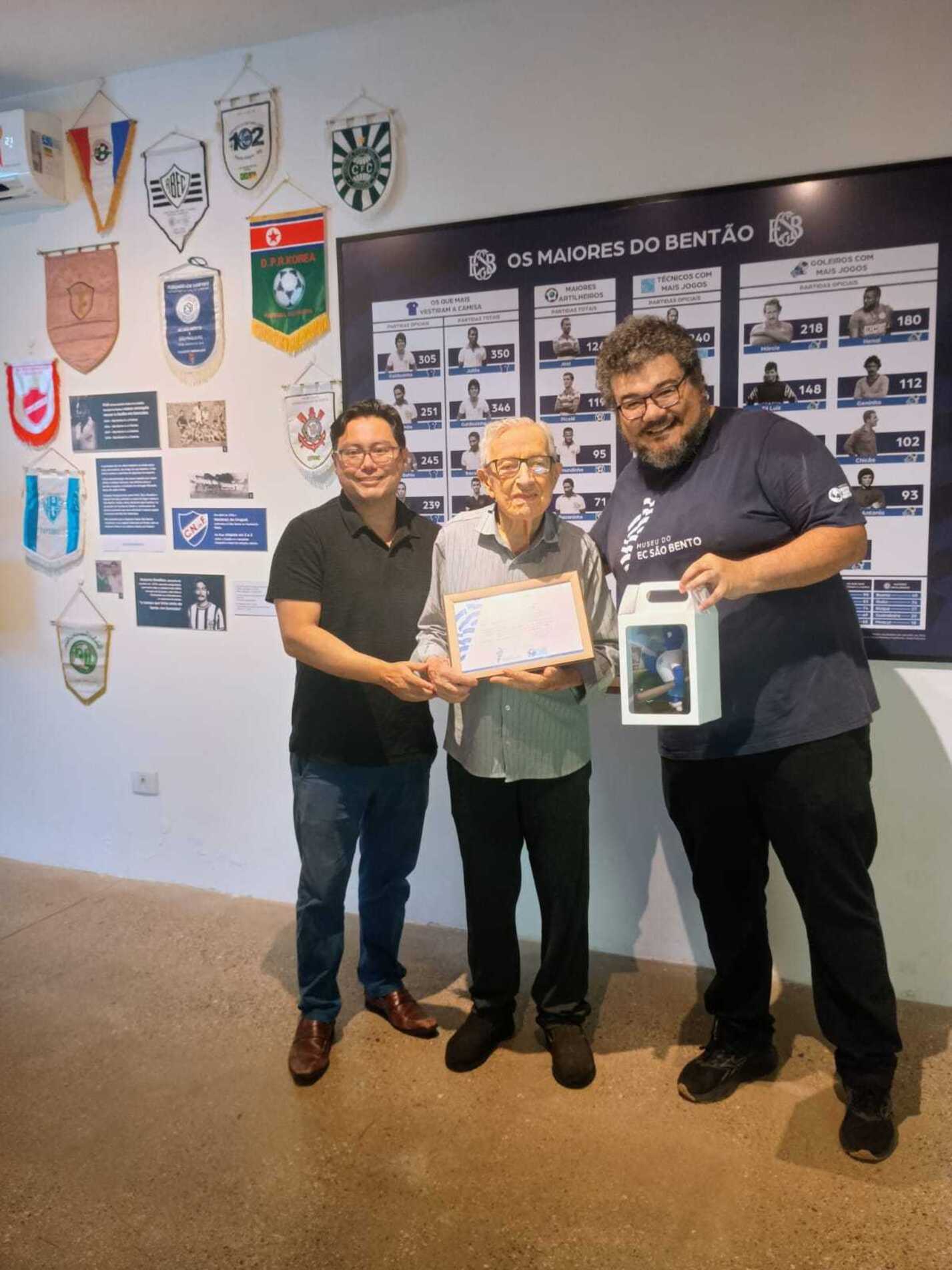 Aldo Vannucchi foi recebido pelo advogado e torcedor Andr&eacute; Tolentino e pelo coordenador do Museu do S&atilde;o Bento, William Alves