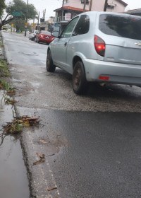 Na av. Riusaku Kanizawa, a equipe de reportagem percorreu o trecho e observou remendos e ondula&ccedil;&otilde;es ao longo da via - Renata Amaral