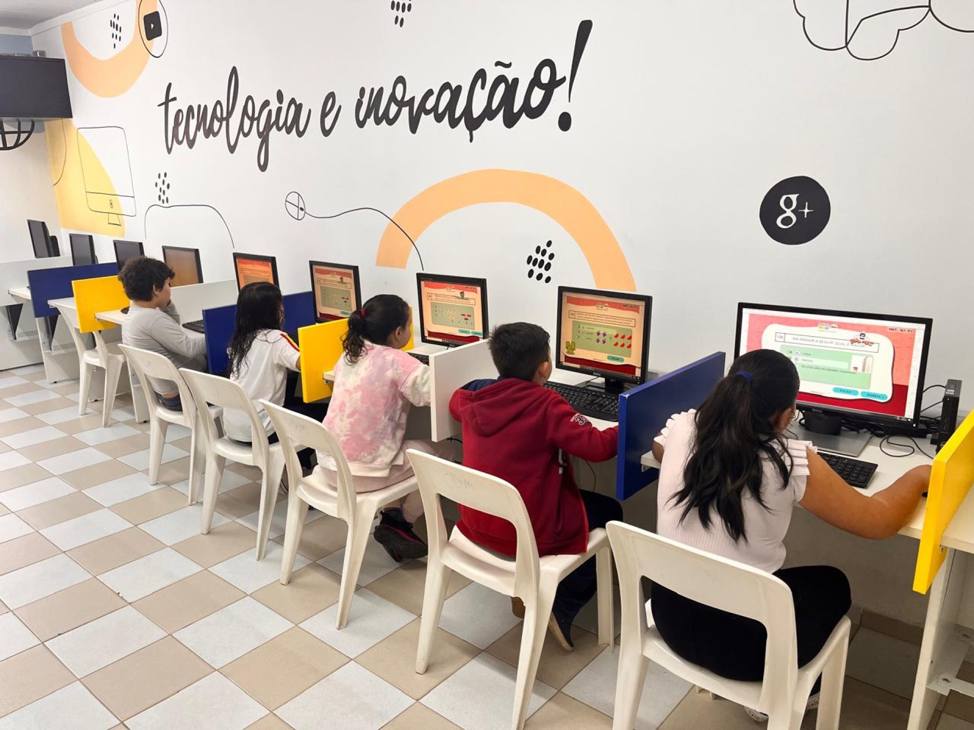 Aulas de informática fazem parte das atividades oferecidas pela Casa do Menor, contribuindo para a formação e o desenvolvimento de crianças e adolescentes