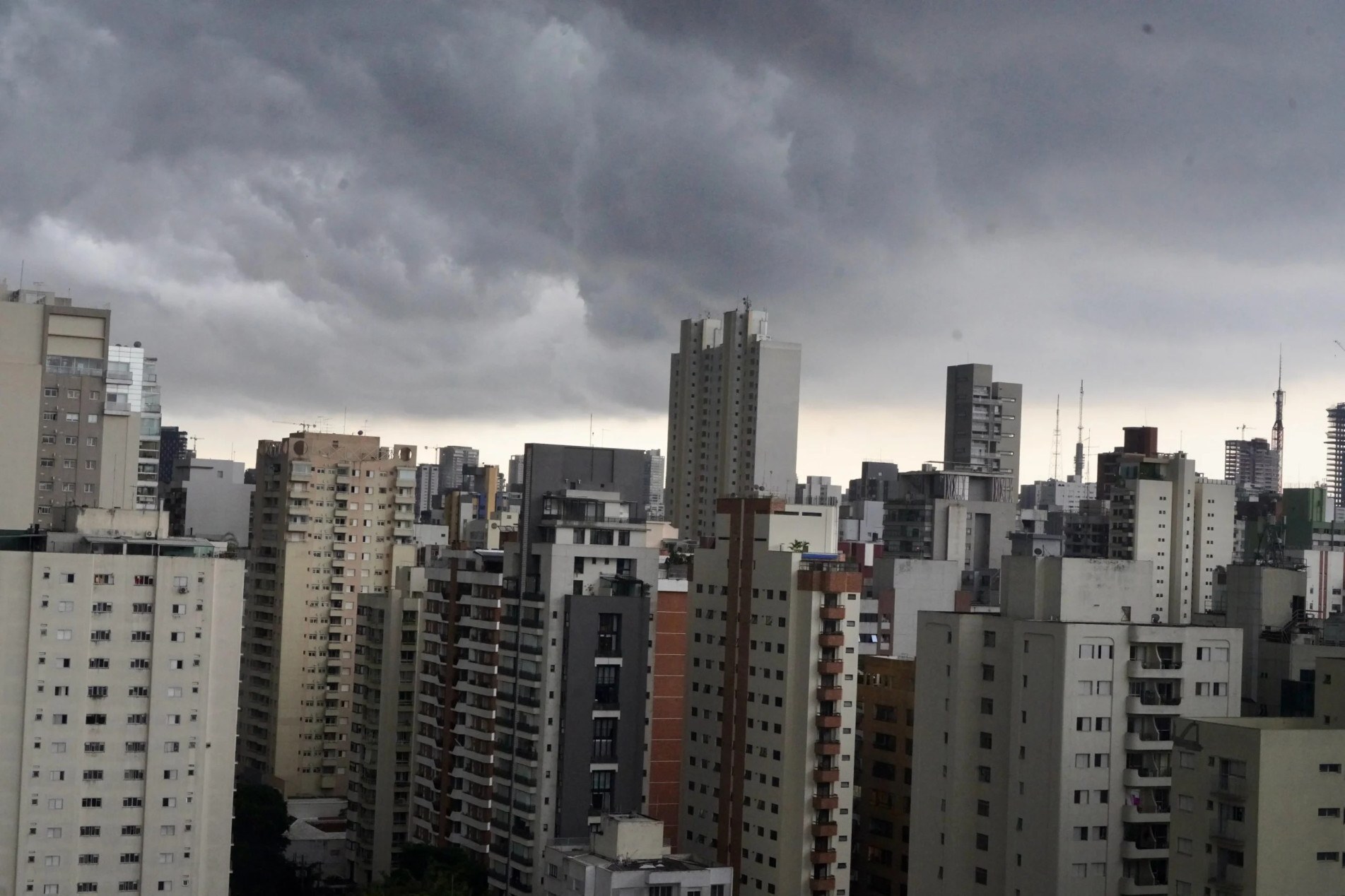 Além da chuva, a passagem da frente fria deve provocar queda nas temperaturas