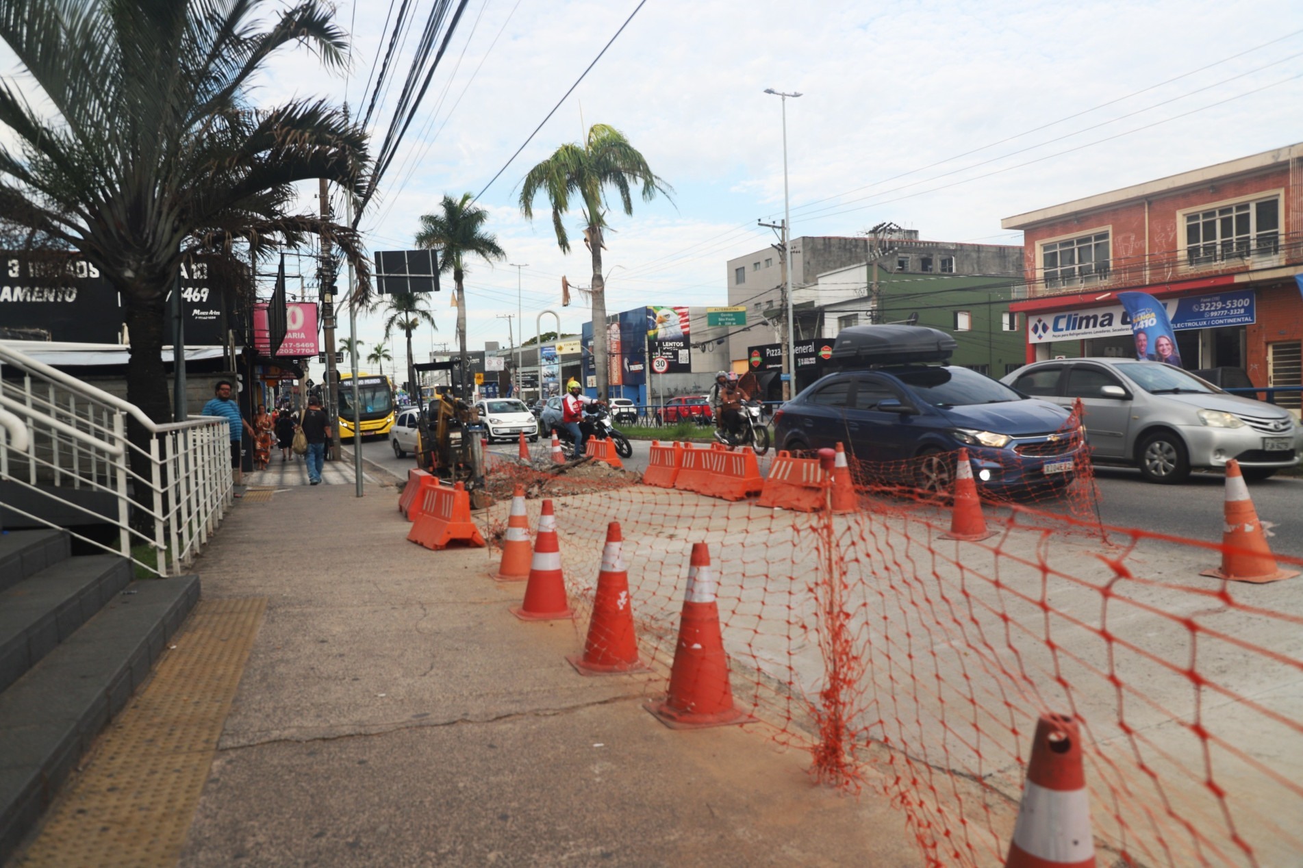Local está na frente da UPA Zona Oeste, onde tem um ponto de ônibus; embarque e desembarque de pacientes estão prejudicados