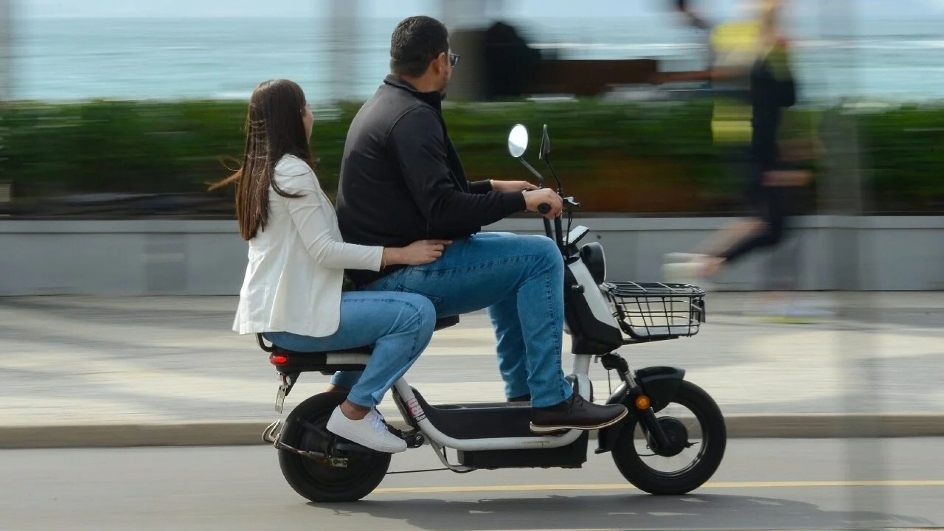 Pequenas scooters que tenham motor de até 1.000W
e velocidade máxima de 32 km/h não precisam de CNH para condução