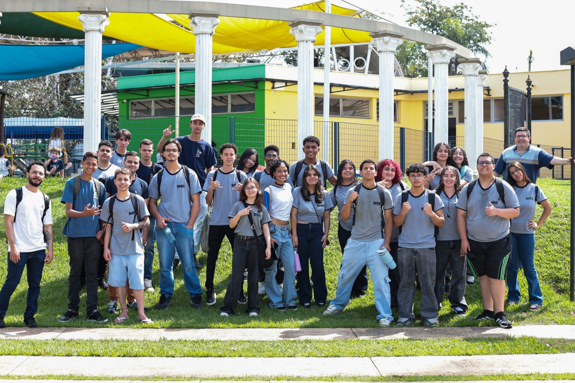 Estudantes durante tour pelas dependências da FUA