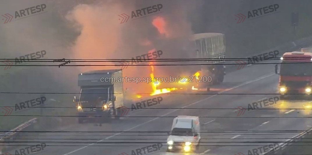 Carreta pega fogo na Castello Branco; ninguém ficou ferido