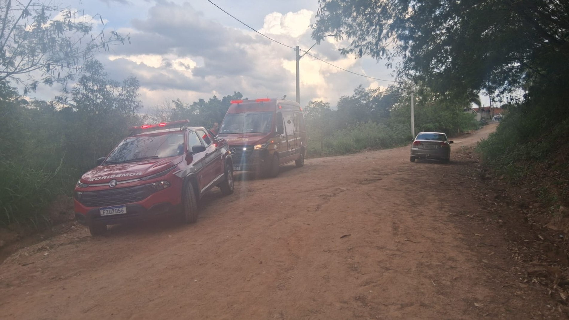 O jovem foi retirado da área de risco e levado pela Unidade de Resgate do Corpo de Bombeiros para a UPA do Jataí