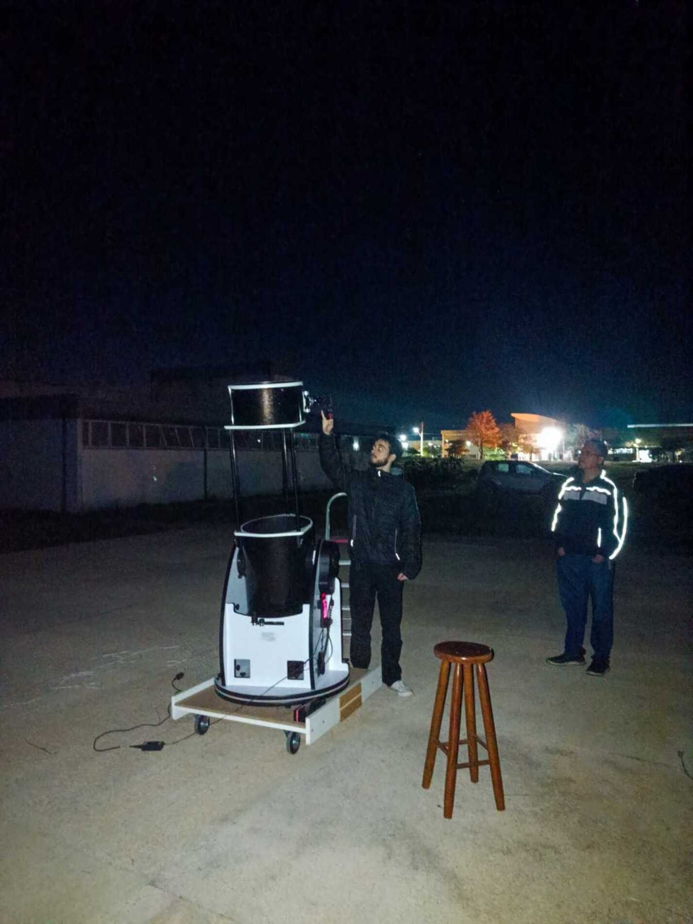 O observatório é equipado com um telescópio Sky-Watcher de 400 milímetros
