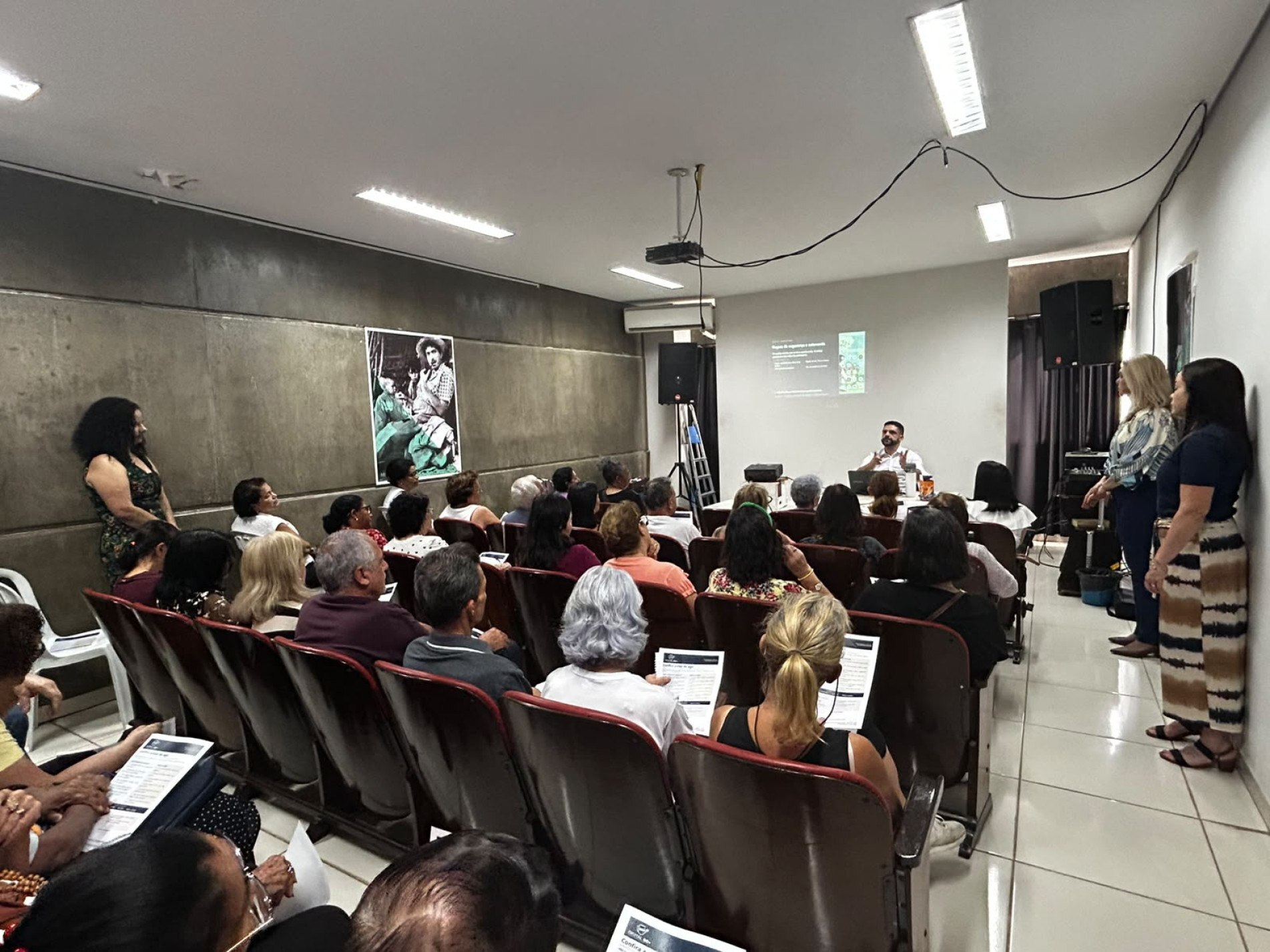Programa Digital 60  é dividido em cinco eixos
e oferece autonomia no uso consciente do aparelho