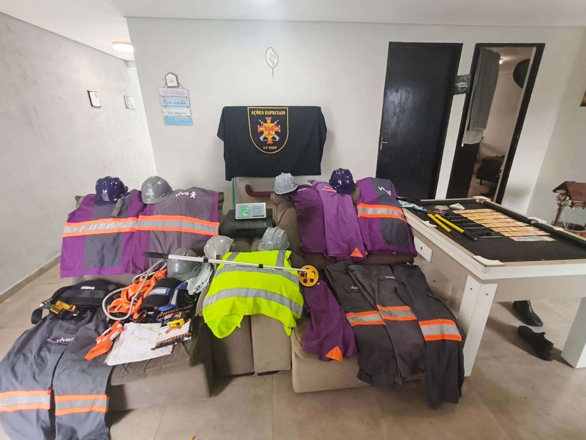 No local, foram encontrados uma alta quantidade de fiação, uniformes com identificação visual da operadora VIVO, escadas e outros equipamentos