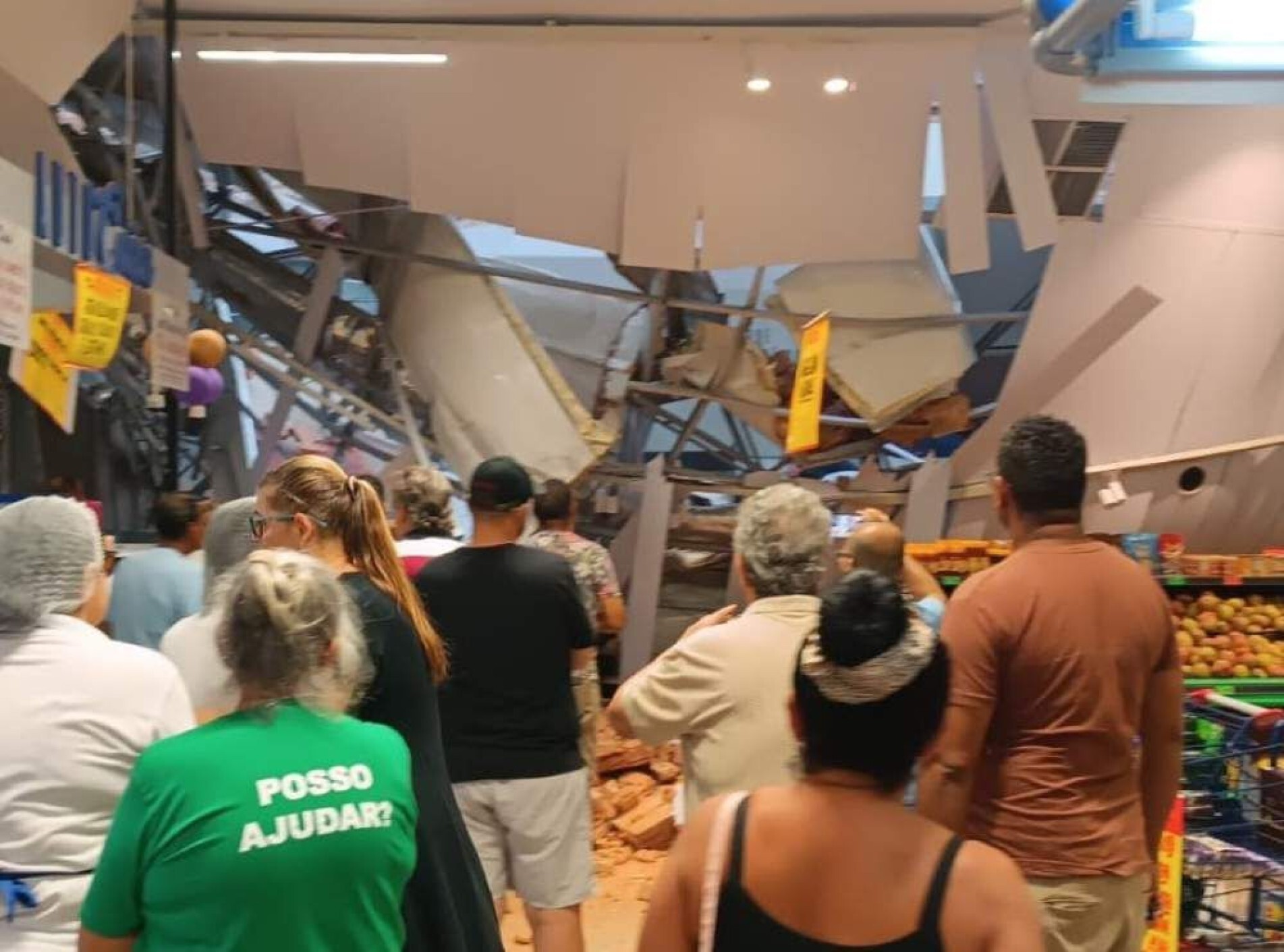 Força do vento derrubou cobertura do supermercado